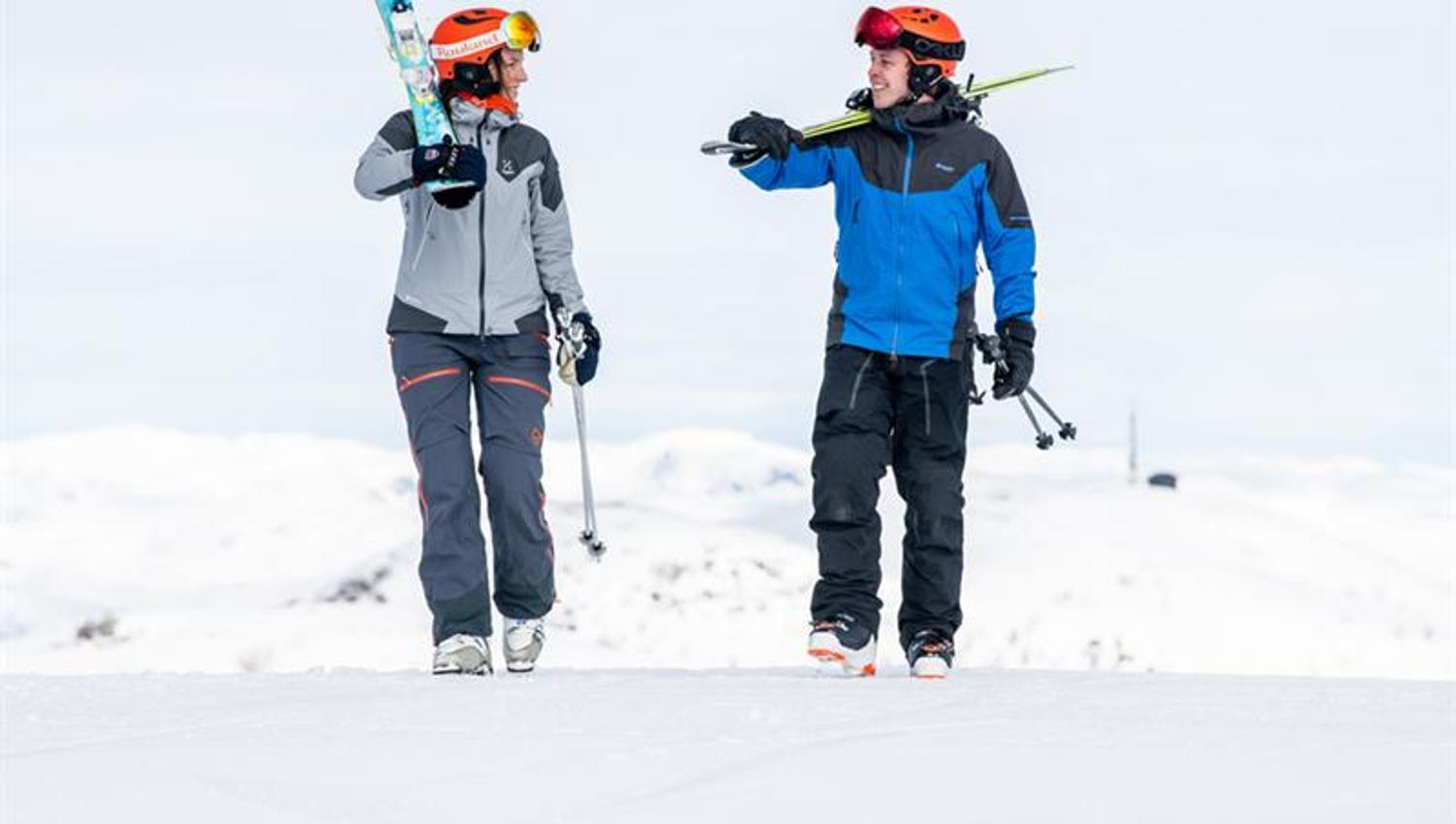 2 people with skis at Holtardalen