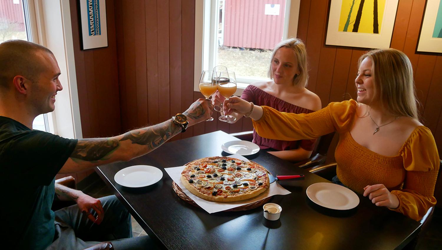 venner spiser pizza på Øvre Verket Spiseri