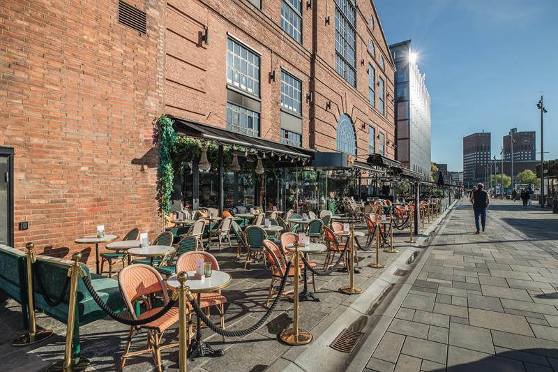 Outdoor seating. City Hall in the background.