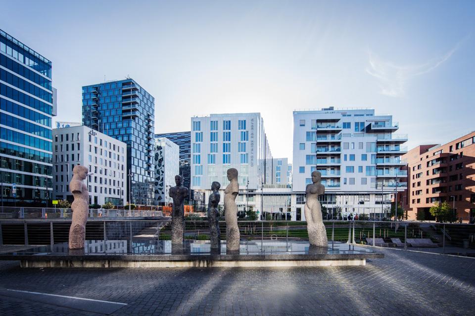 Facade with statues by Nico Widerberg