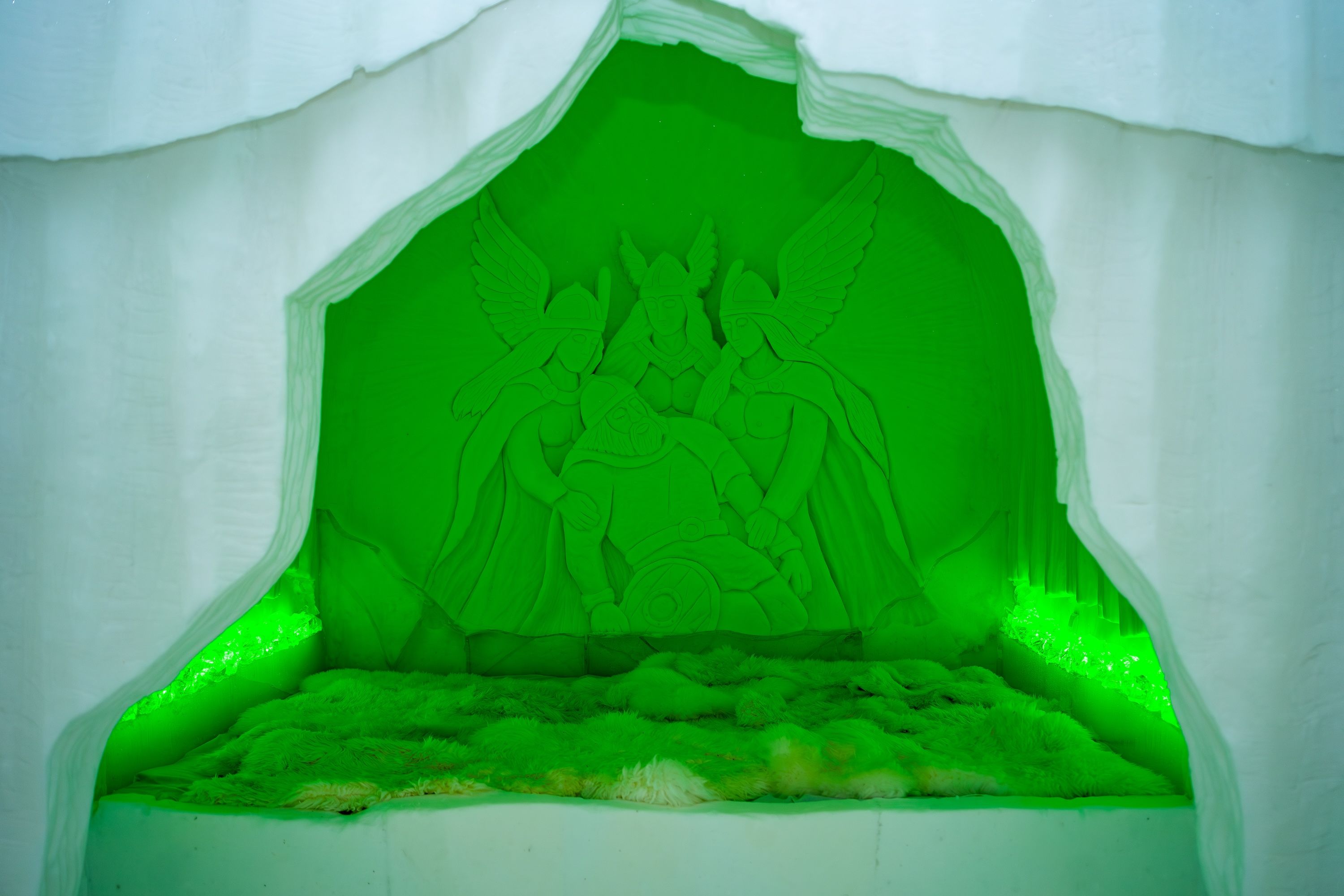 Ontdek deze betoverende ijscreatie, waar mythologische figuren schitteren in groen licht. Dit kunstwerk roept een magische sfeer op en biedt een unieke ervaring voor bezoekers.