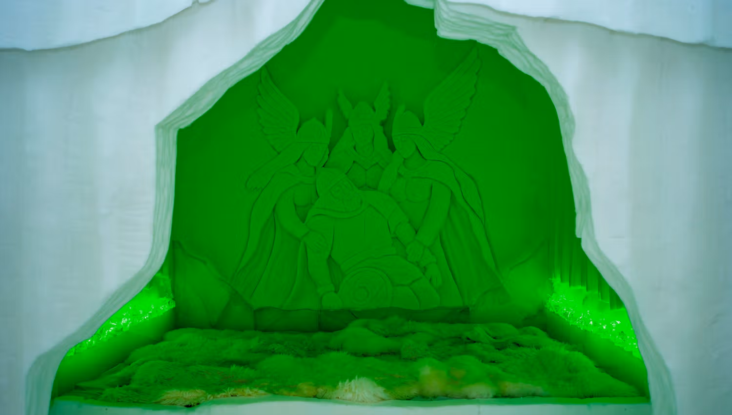 Ontdek deze betoverende ijscreatie, waar mythologische figuren schitteren in groen licht. Dit kunstwerk roept een magische sfeer op en biedt een unieke ervaring voor bezoekers.