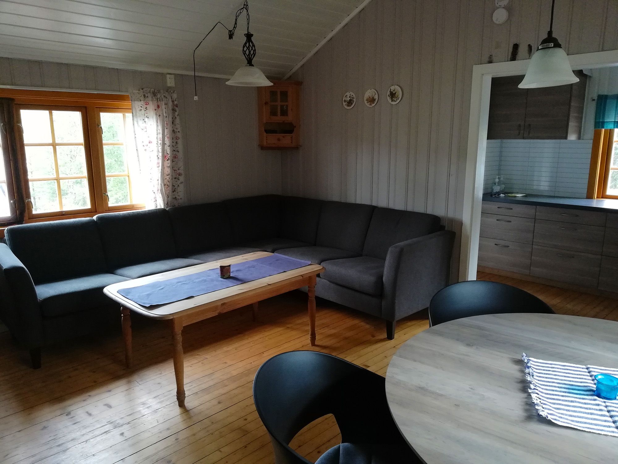 The lounge area in Roksjøhytta cabin in Snåsa