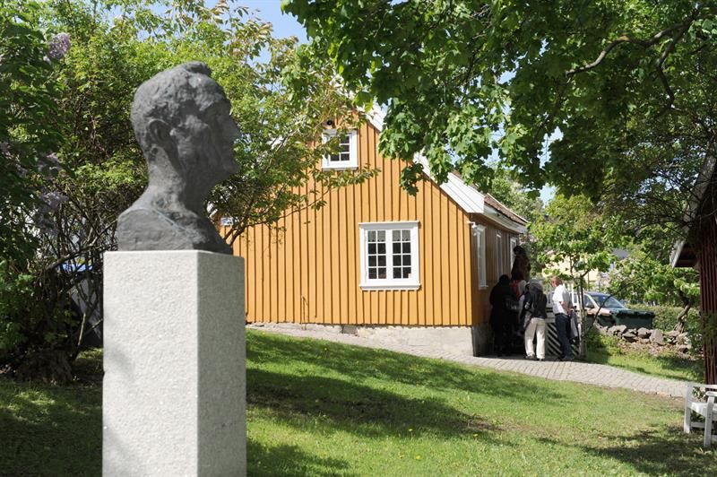 Statue of Munch outside the house