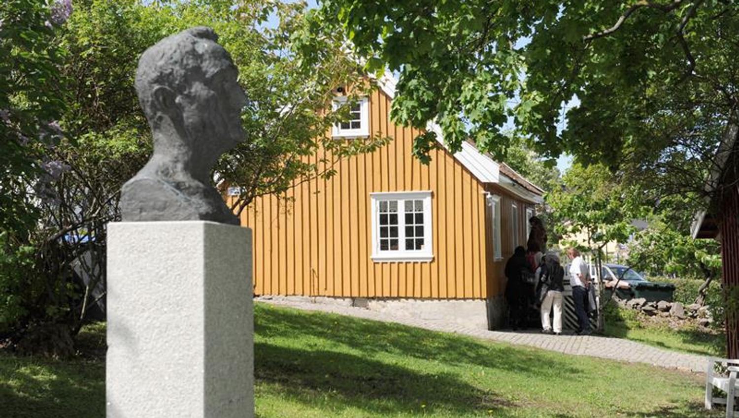 Statue of Munch outside the house