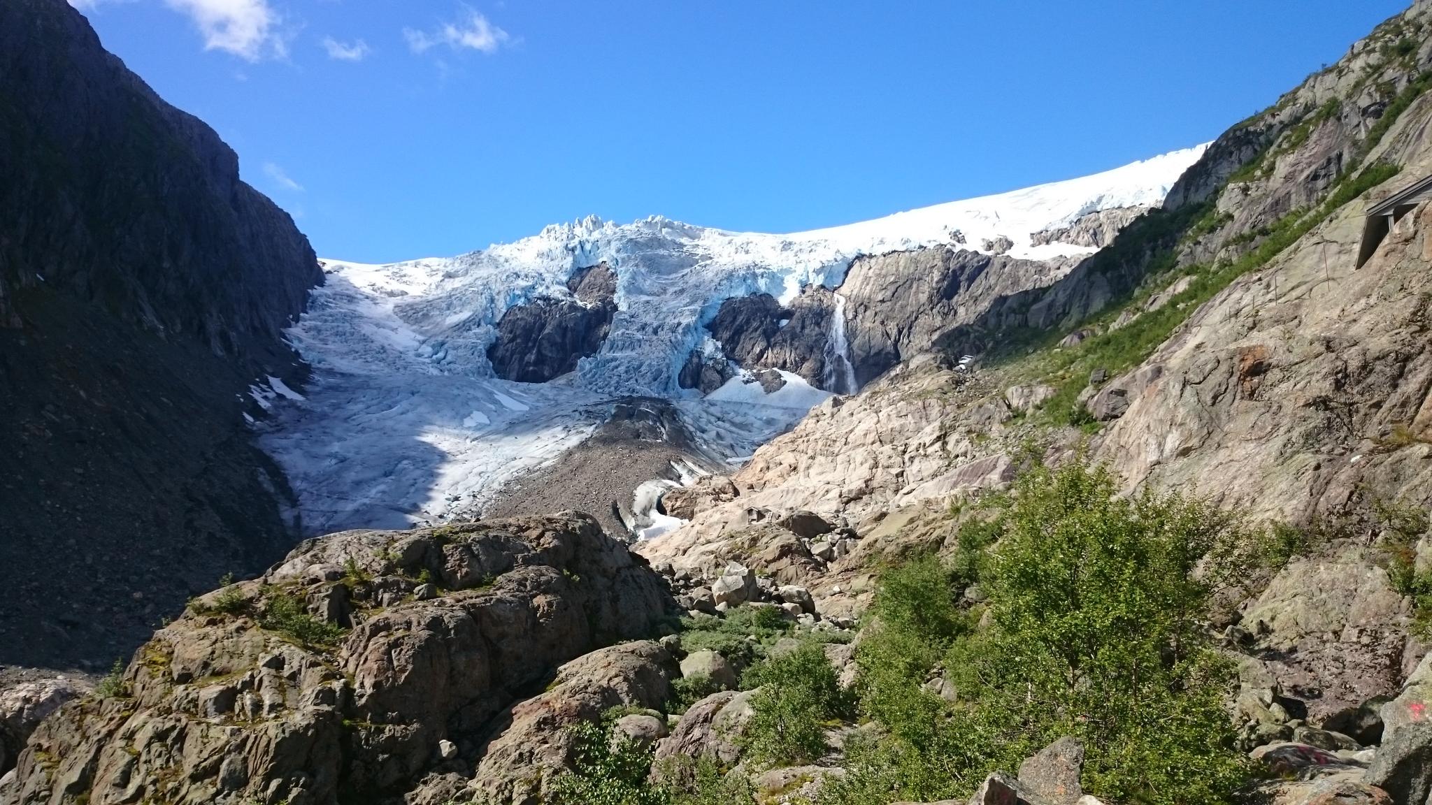 The blue ice Buerbreen glacier seen from below