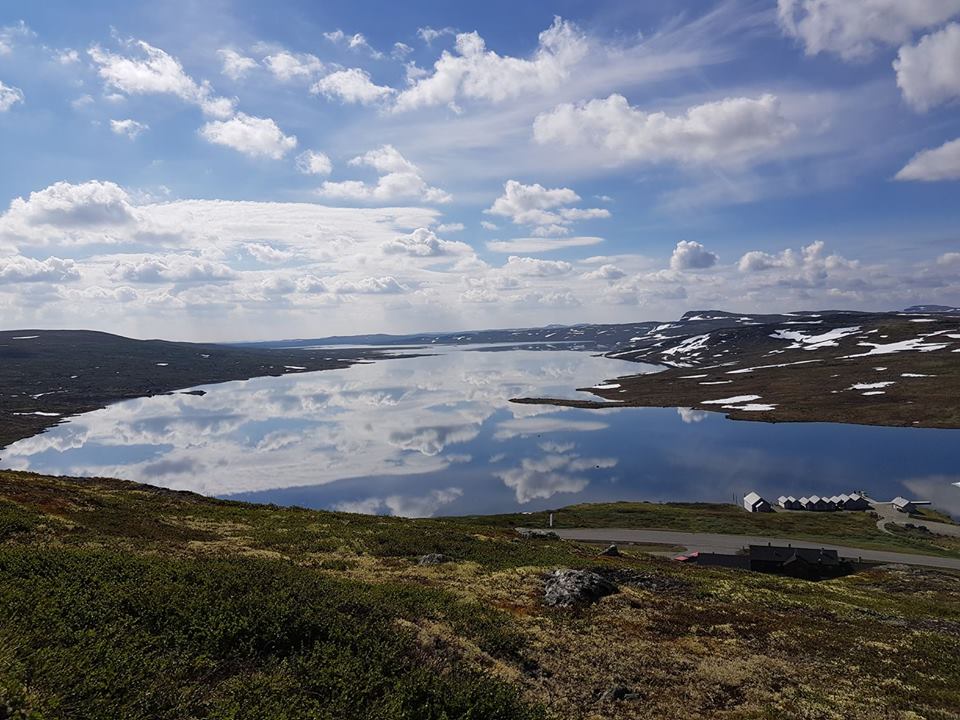An overview of Halne Fjellstugu and the Halnefjord lake.