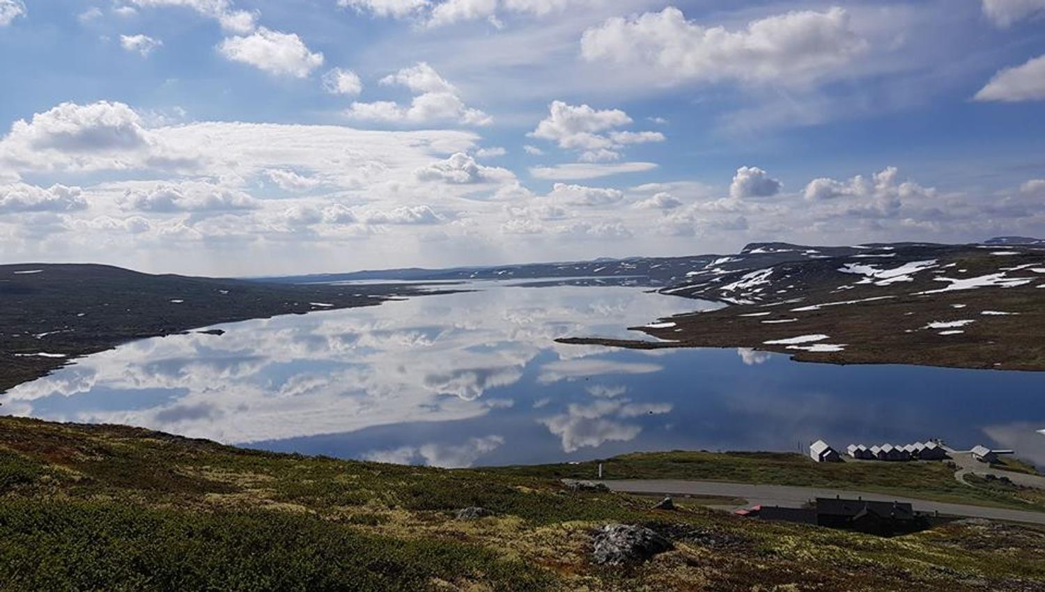 An overview of Halne Fjellstugu and the Halnefjord lake.