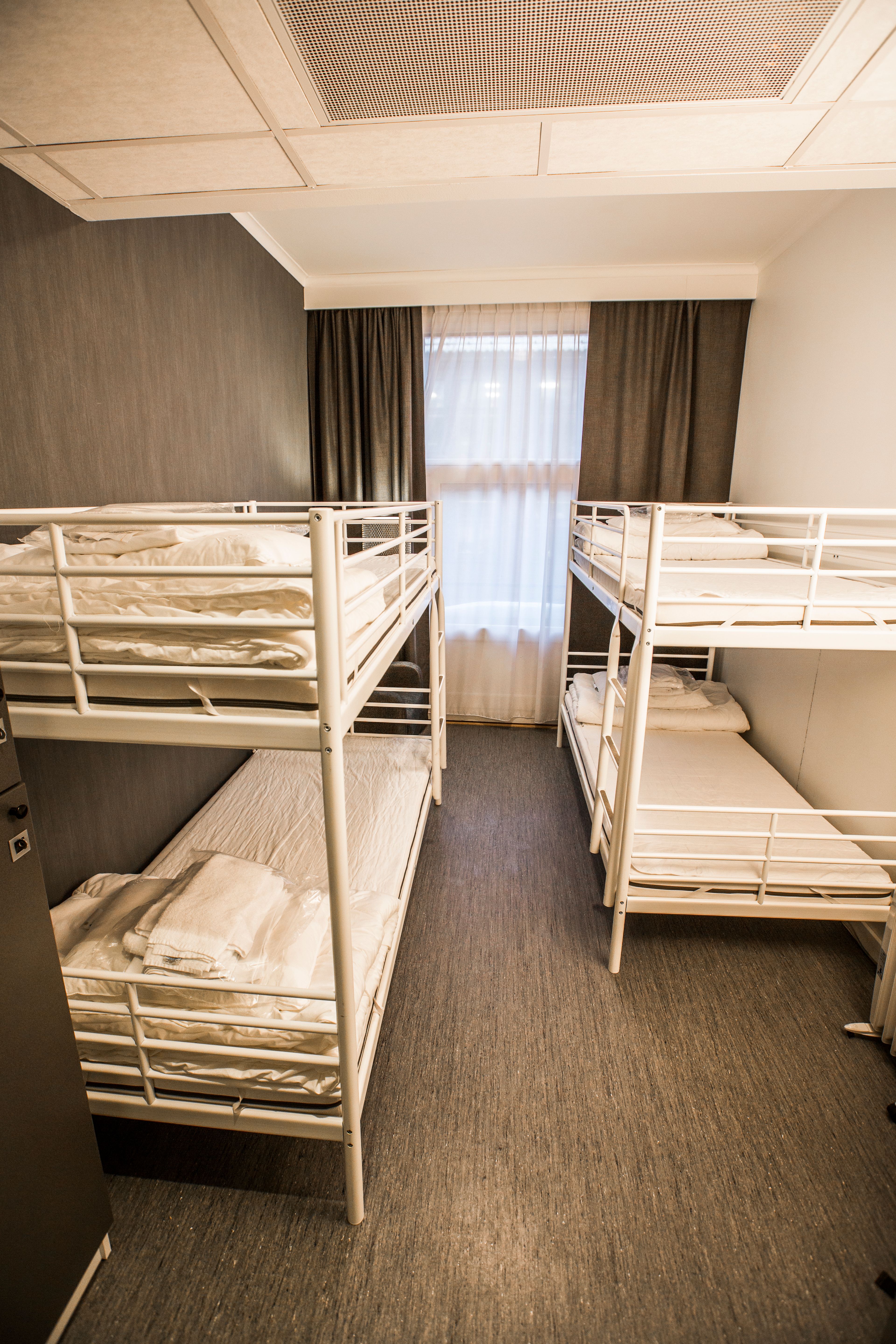 Three metal beds in small budget room. Saga Hotel & Poshtel Oslo Central. Photo