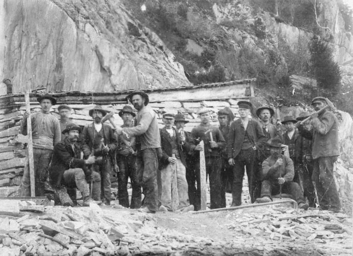 Arbeidarar i brynesteinsbrotet i Eidsborg, 1908. Vest-Telemark museum.