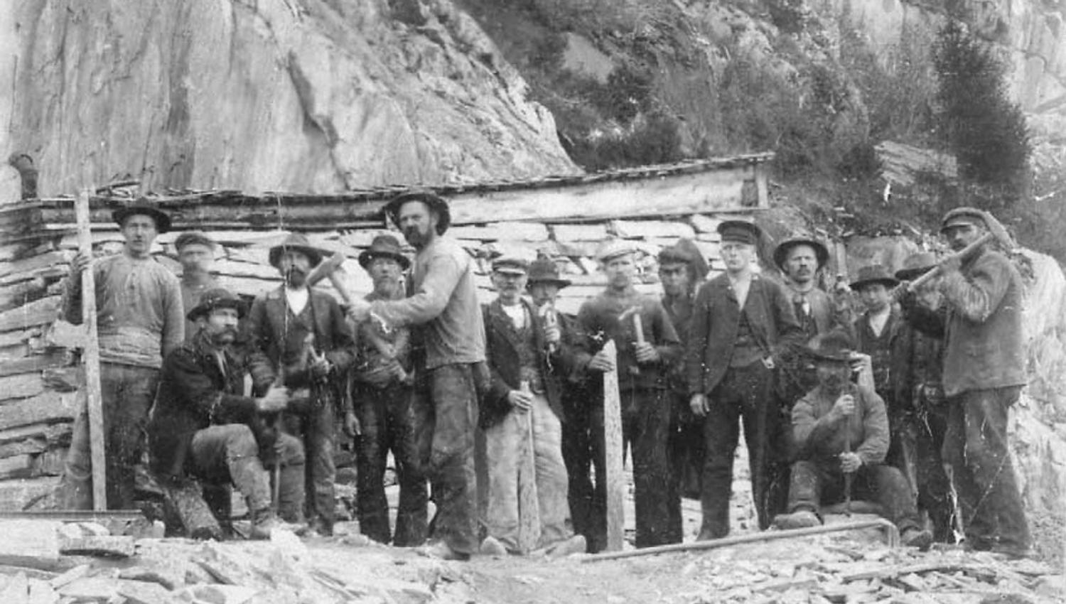Arbeidarar i brynesteinsbrotet i Eidsborg, 1908. Vest-Telemark museum.