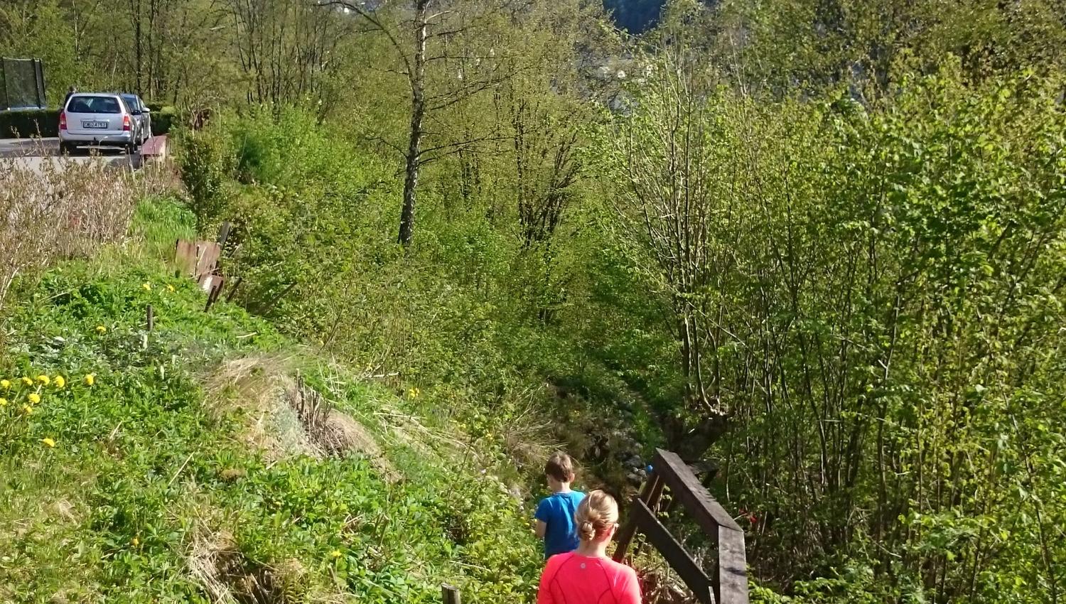 A family walking along the Hjøllo–Mannsåker cultural trail in Hardanger on a sunny spring day.