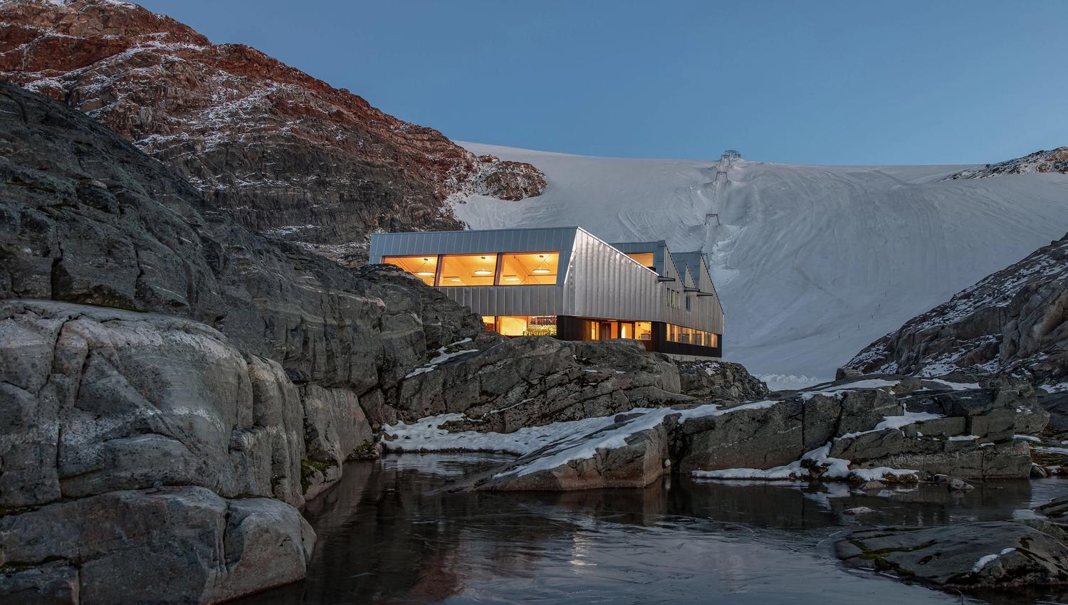 Moderne arkitektur ved Fonna1199 med isbreen Folgefonna i bakgrunnen, midt i Hardanger sitt majestetiske landskap.