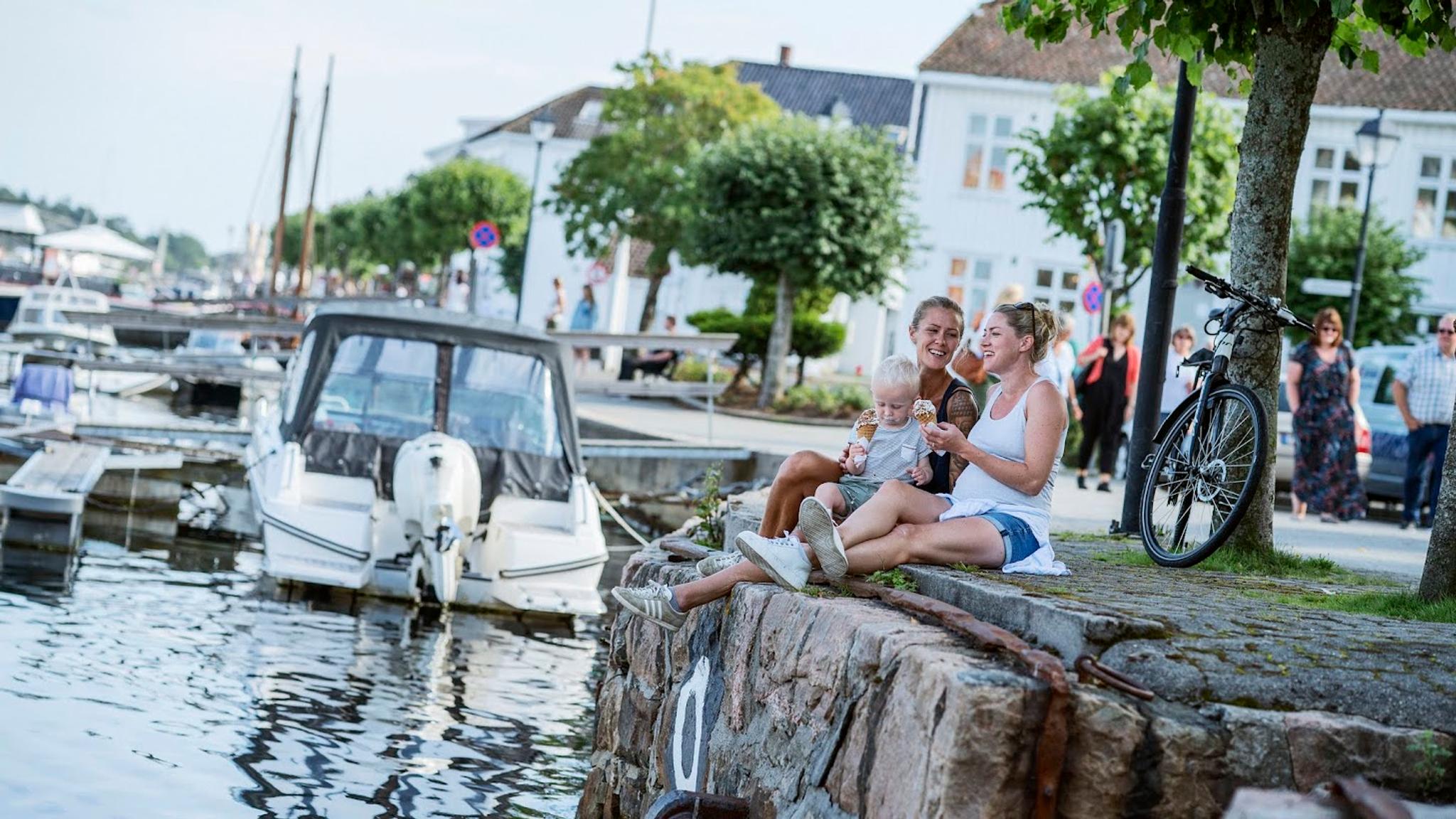 To mennesker på brygge