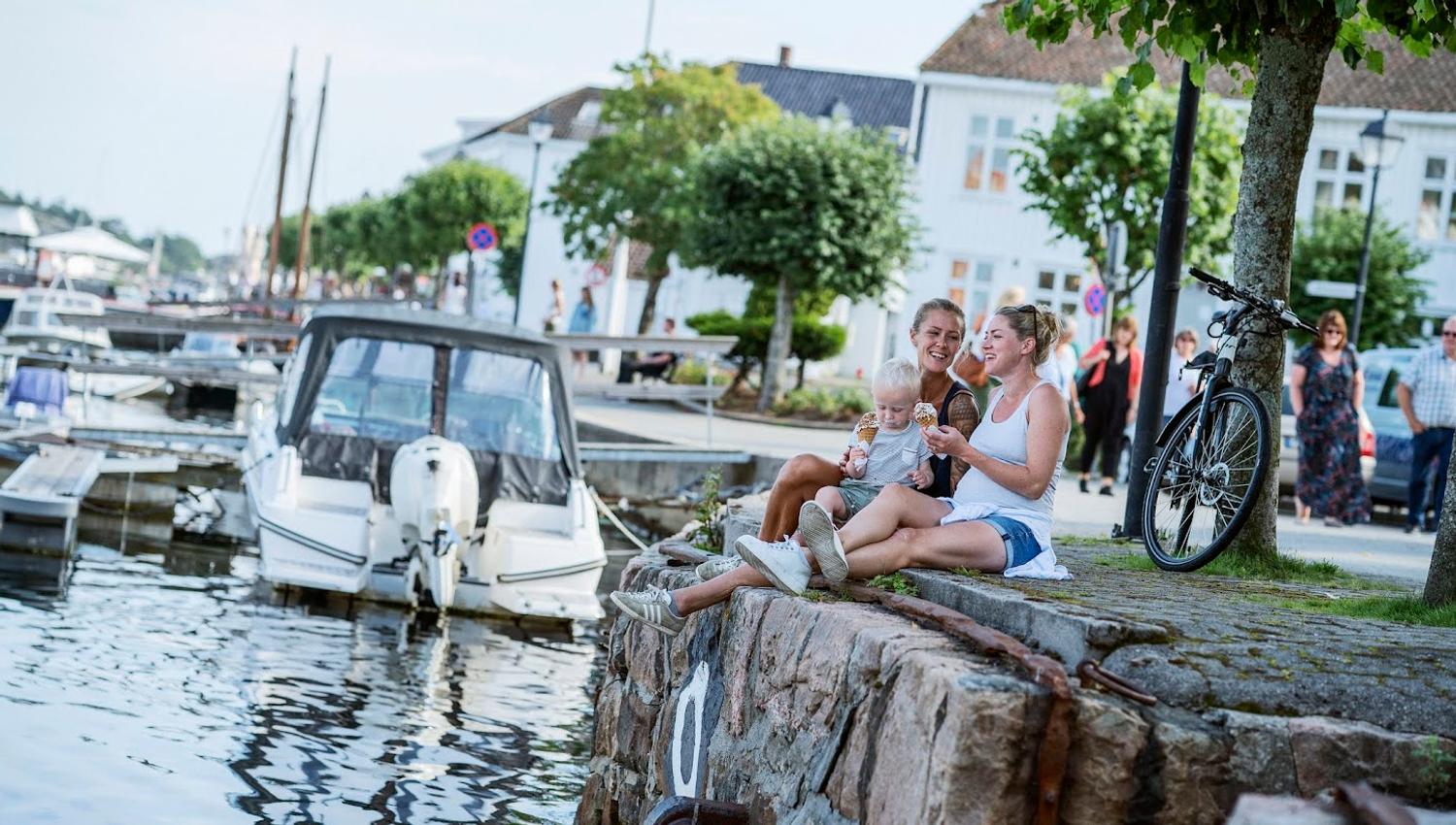 To mennesker på brygge