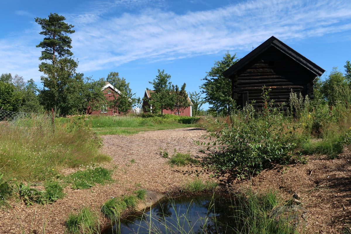 To røde og ett svart hus