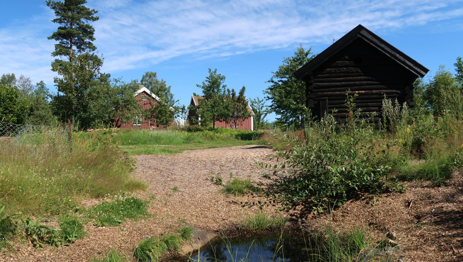 To røde og ett svart hus