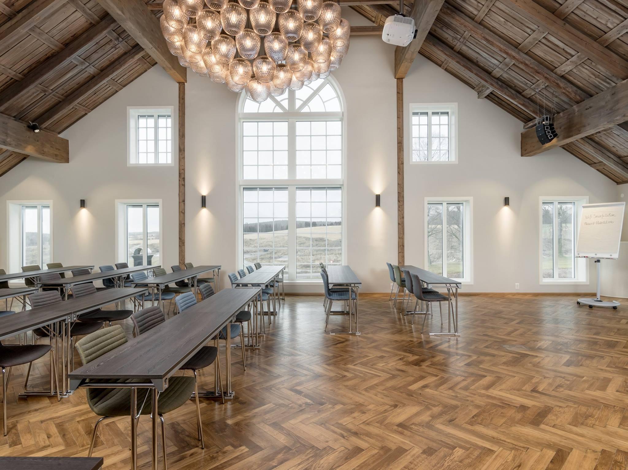 Konferansesalen Smakfulle Rom - stoler, lysekrone og flott vinduer