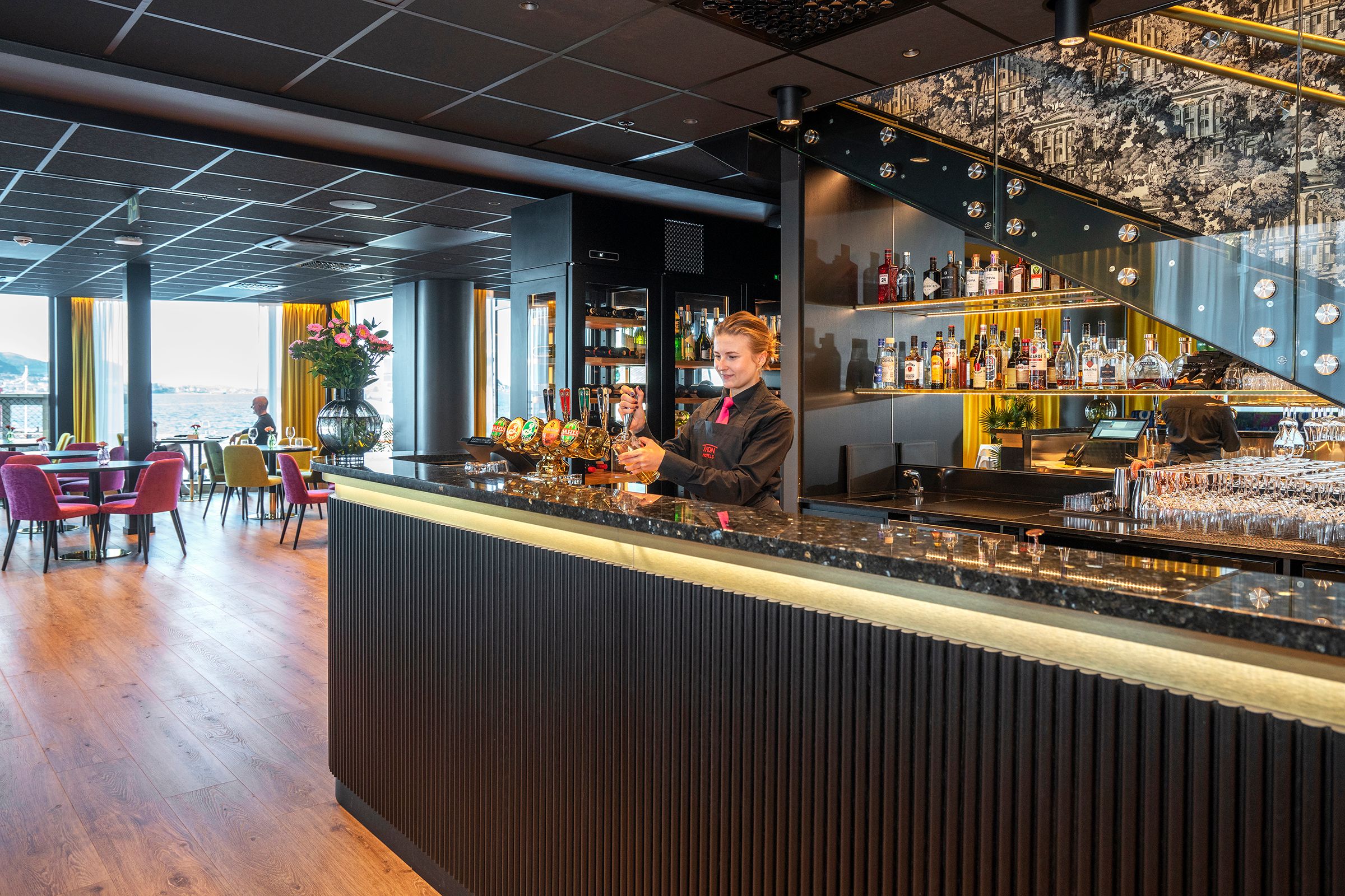 Koslig stemning i baren i lobbyen.