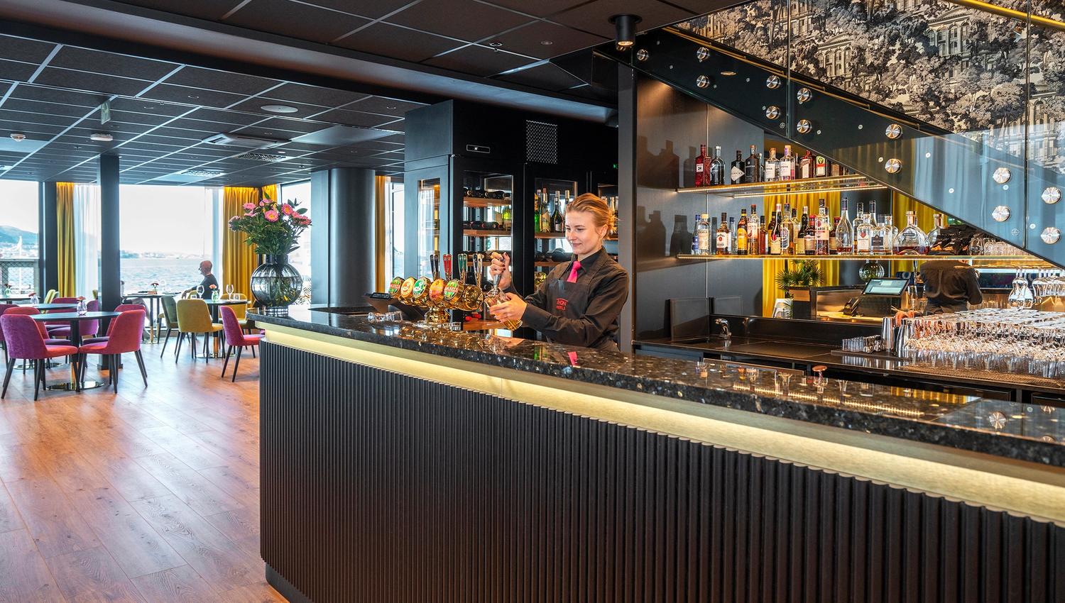 Koslig stemning i baren i lobbyen.