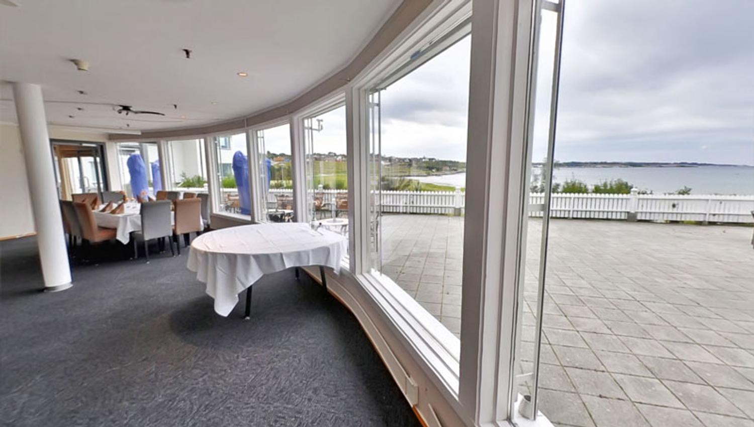 Ventilene Viste Strandhotell restaurant at the edge of the sea