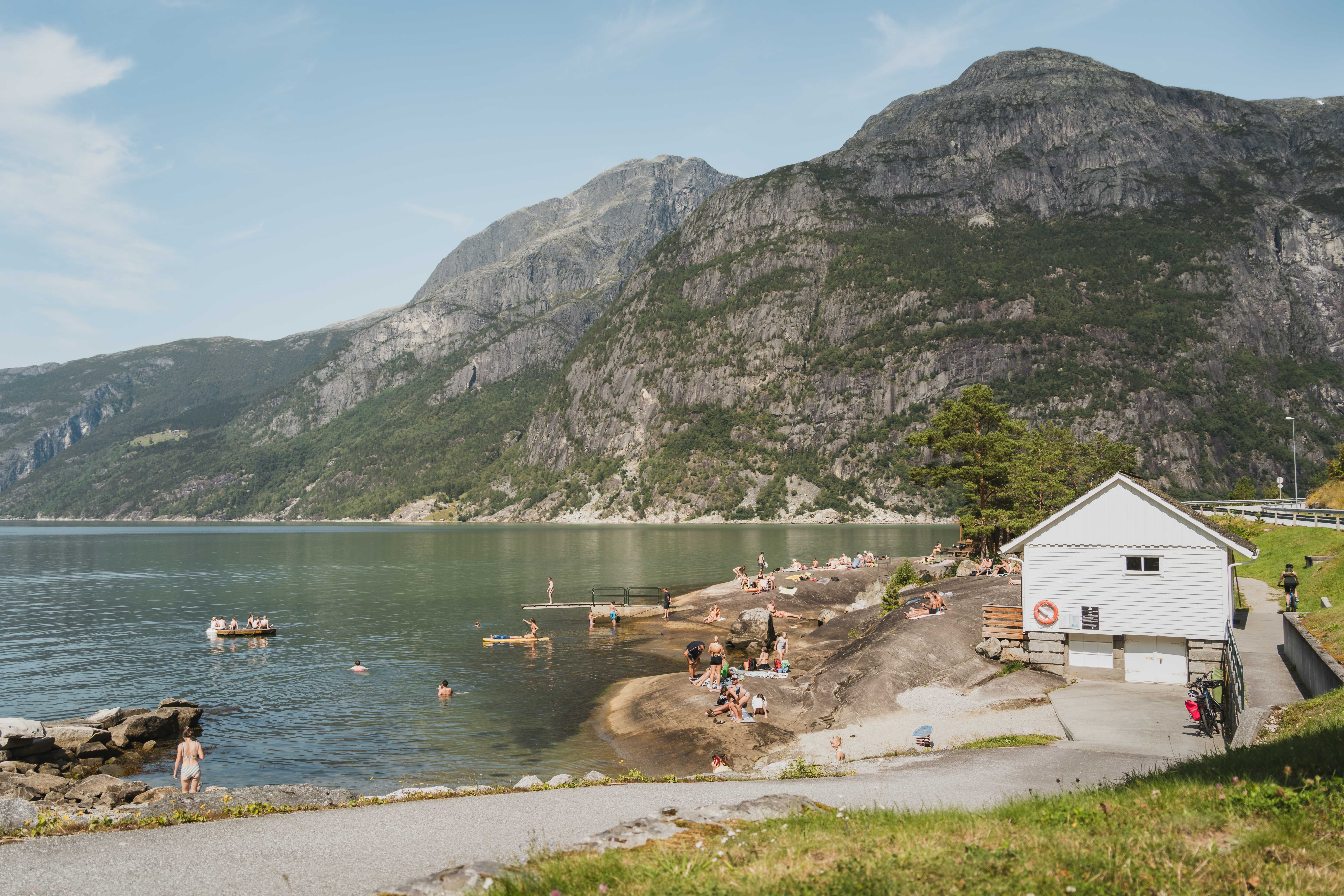 An overview of the Kråkeskarvet beach on a sunny and busy day.