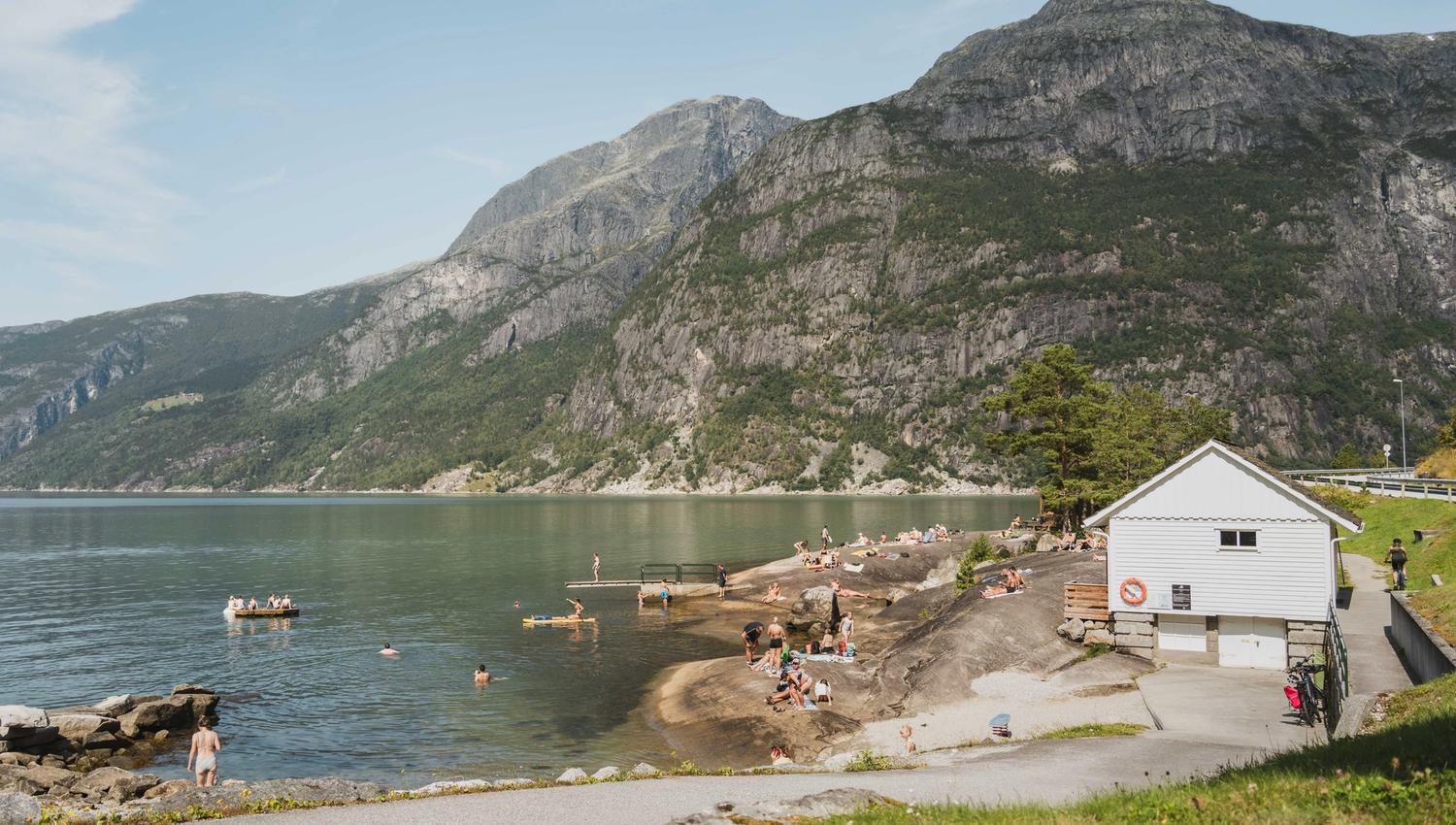 An overview of the Kråkeskarvet beach on a sunny and busy day.