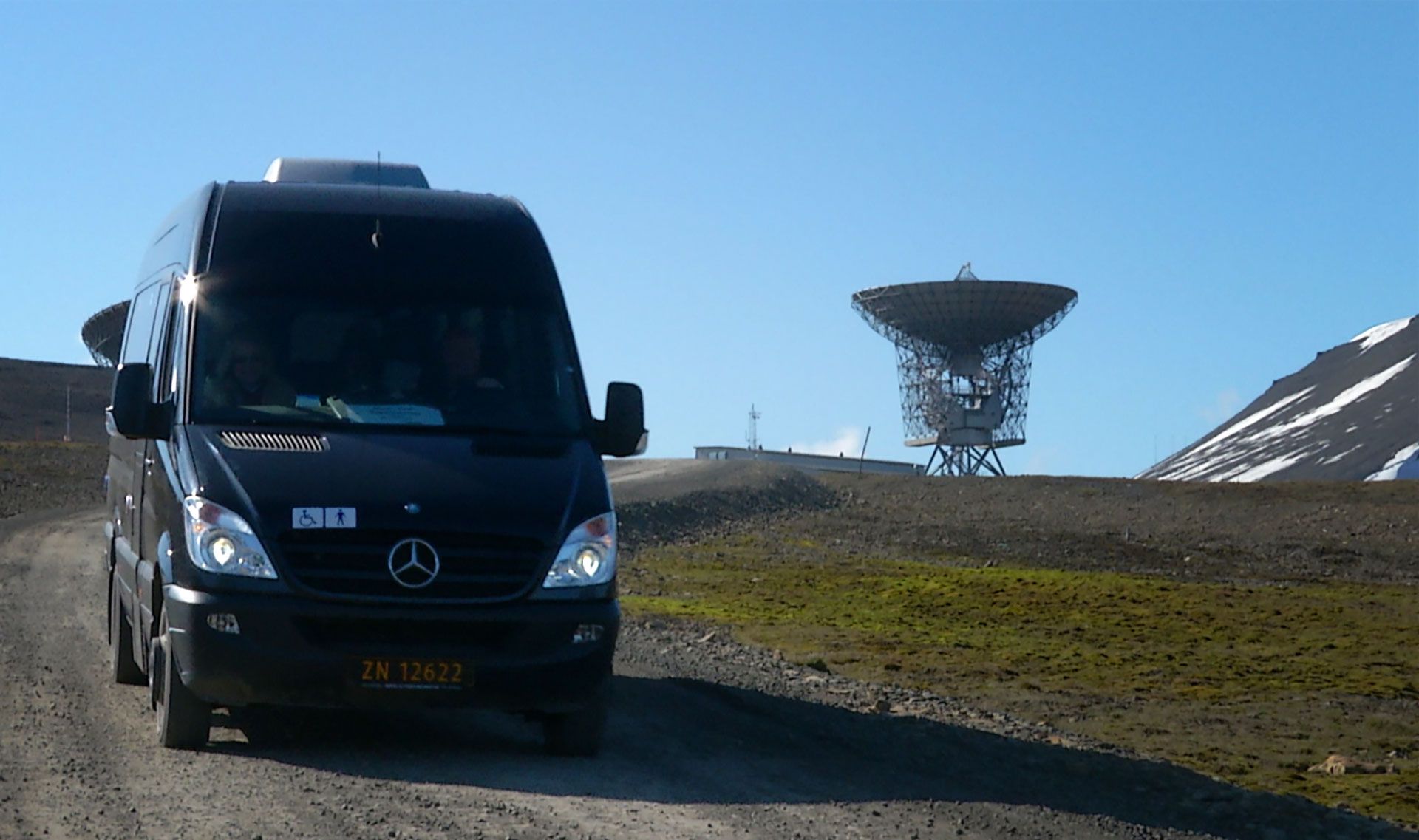 The taxi parked in front of Eiscat 
