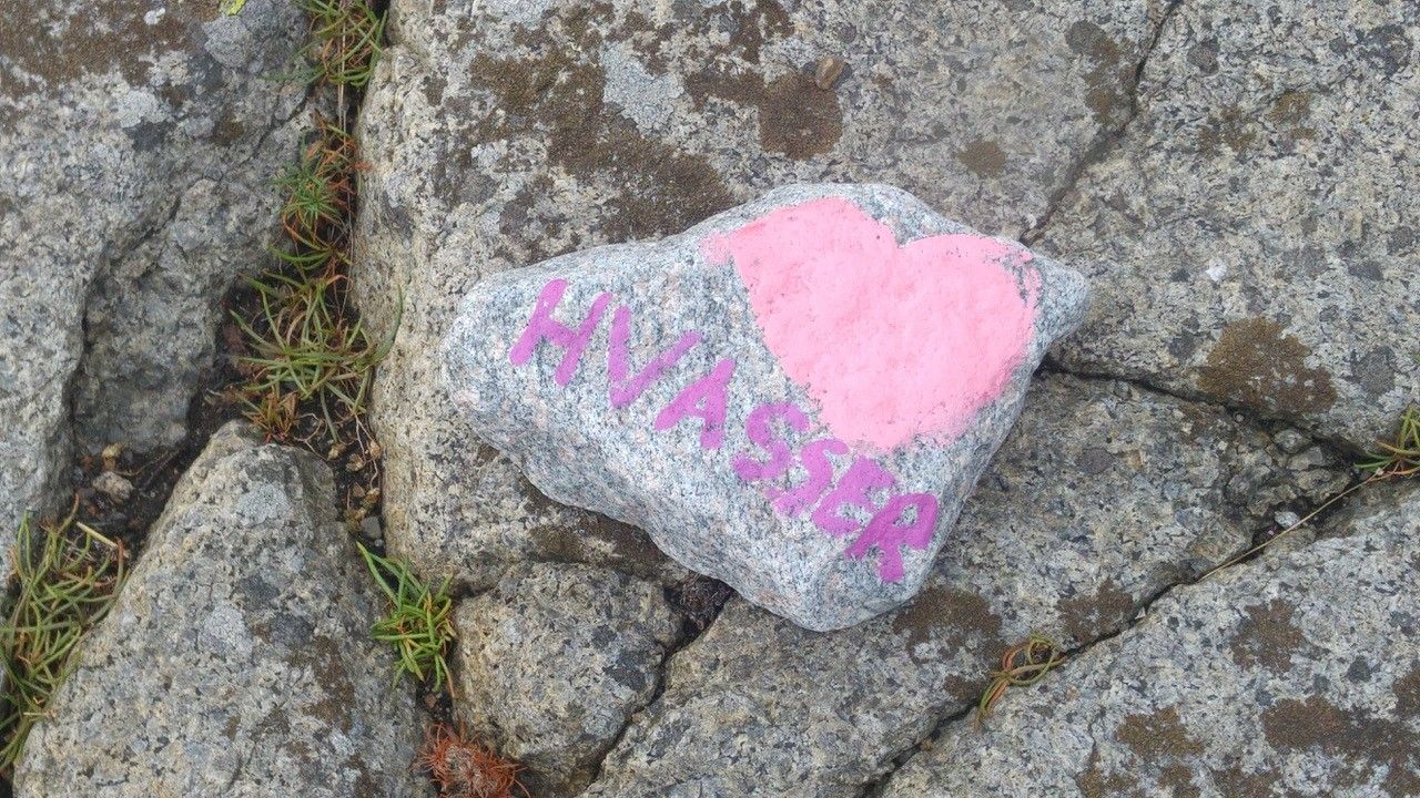 Stone with a pink heart and writing that says "Hvasser"