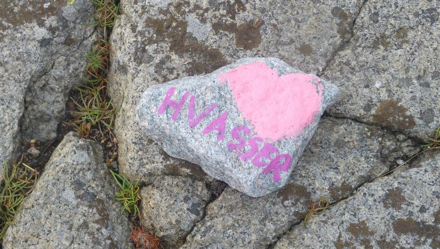 Stone with a pink heart and writing that says "Hvasser"