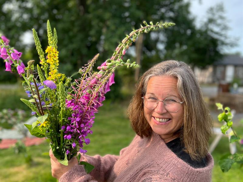 Guro with summer flowers