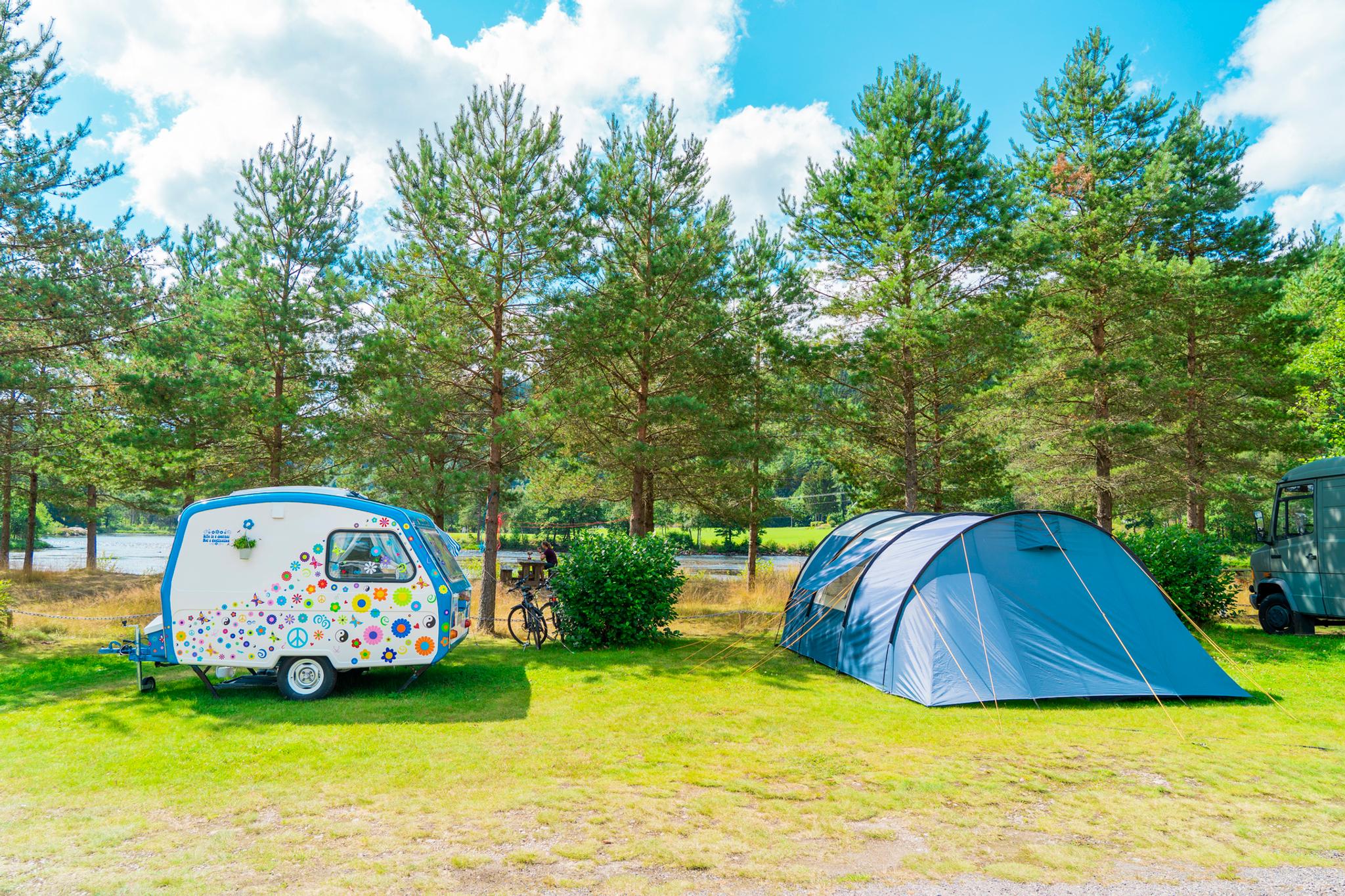 Liten søt blomstrete campingvogn og et telt