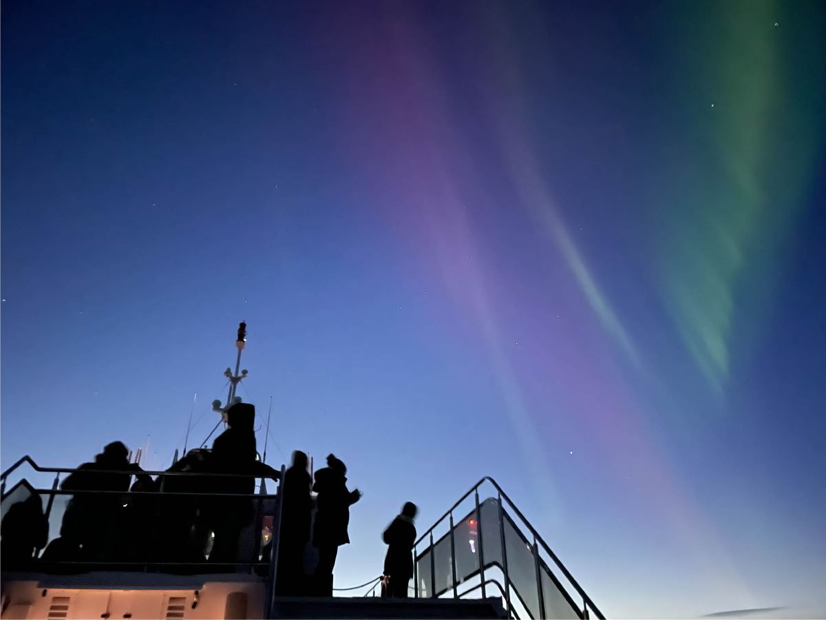 Nordlys show fra katamaranen til Brim Explorer