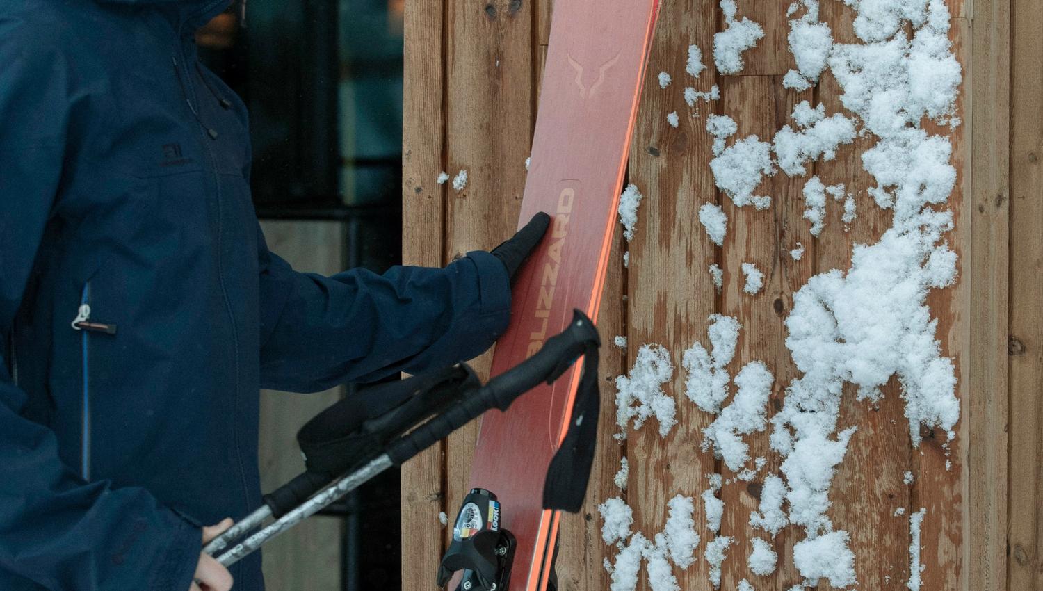 Mann med ski