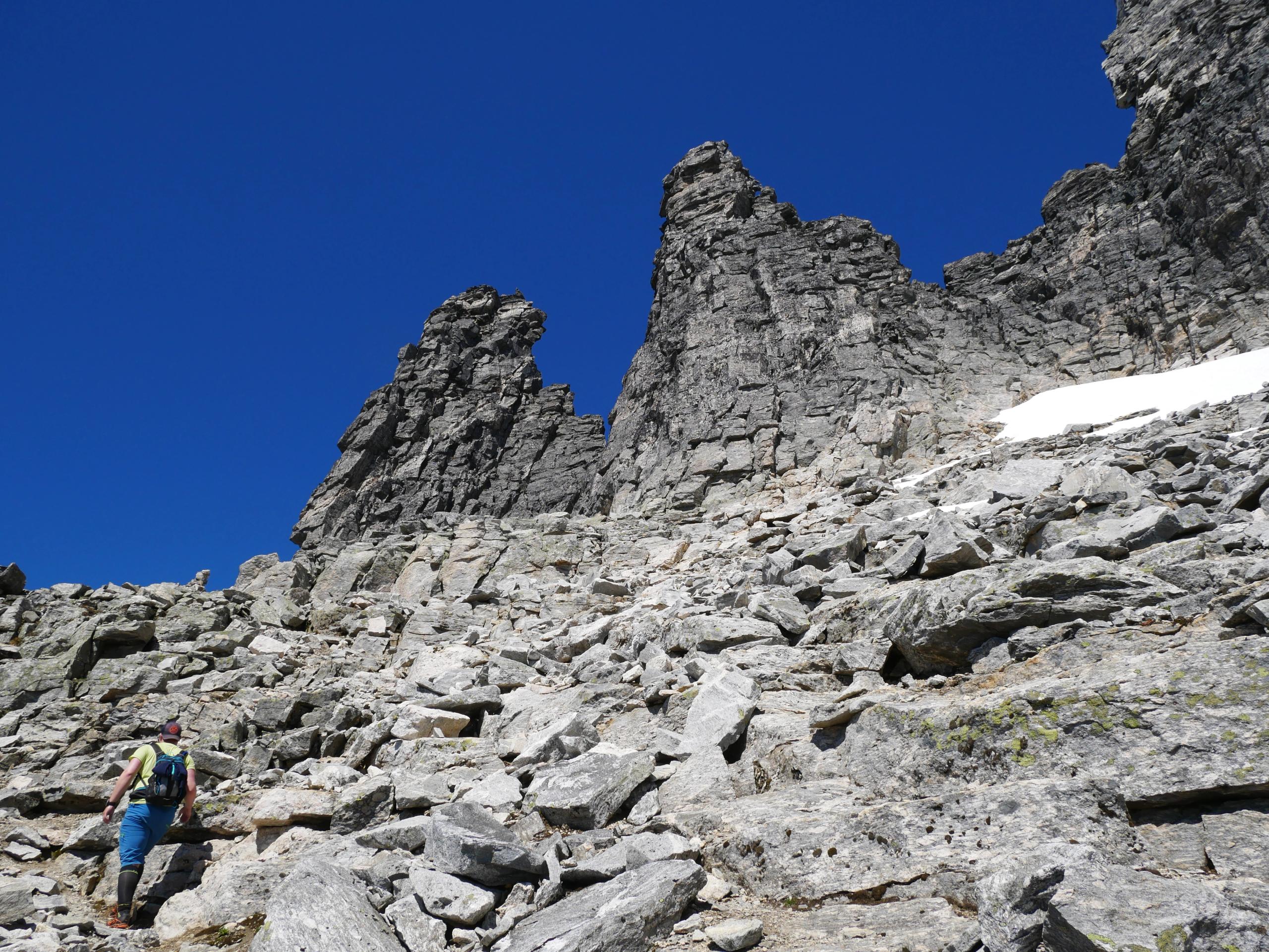 Wandere mit Uteguiden auf den Gipfel der Trollveggen - Store Trolltind (1788 m ü.d.M.).