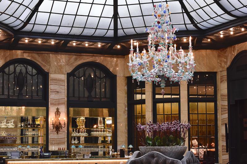 Palmen restaurant glass ceiling and chandelier