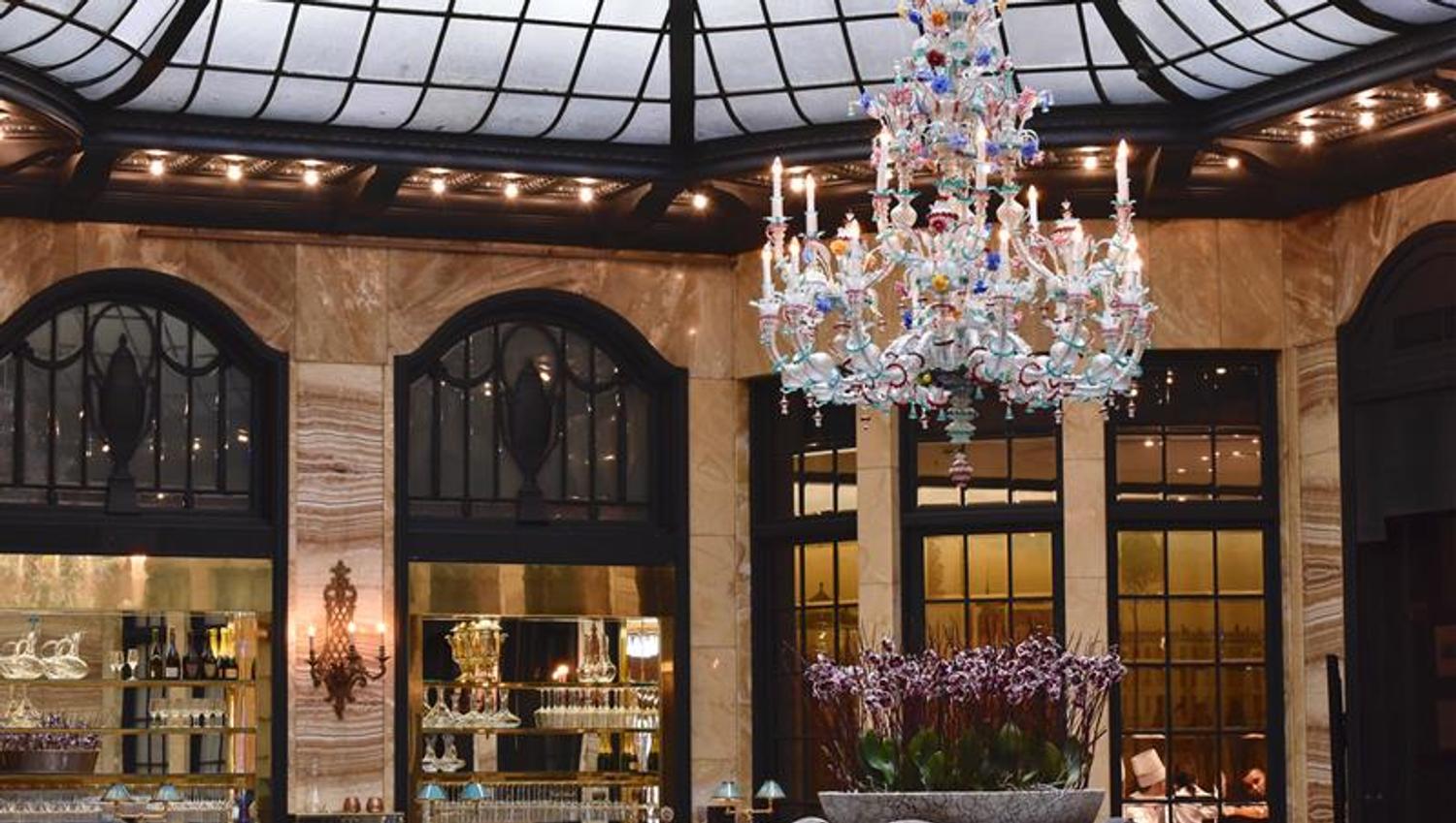 Palmen restaurant glass ceiling and chandelier