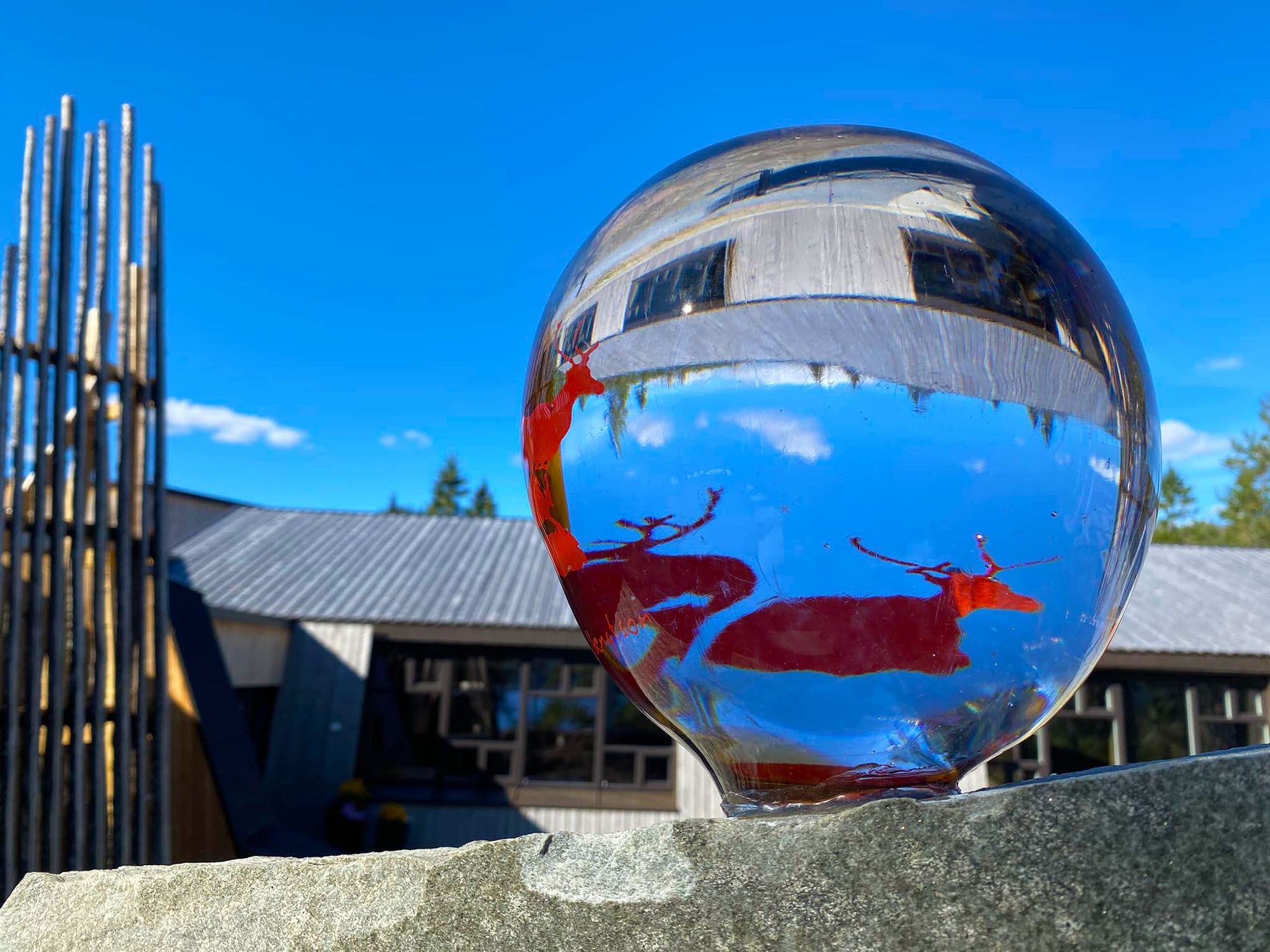 The artwork Bissie giebnie by Tomas Colbengtson. The work was made especially for Saemien Sijte when they moved into their new premises in 2022. The a