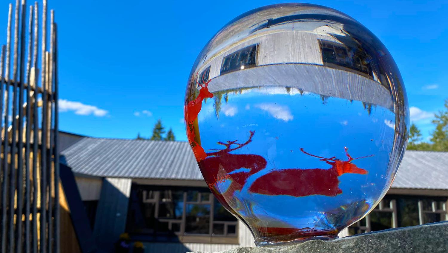 The artwork Bissie giebnie by Tomas Colbengtson. The work was made especially for Saemien Sijte when they moved into their new premises in 2022. The a