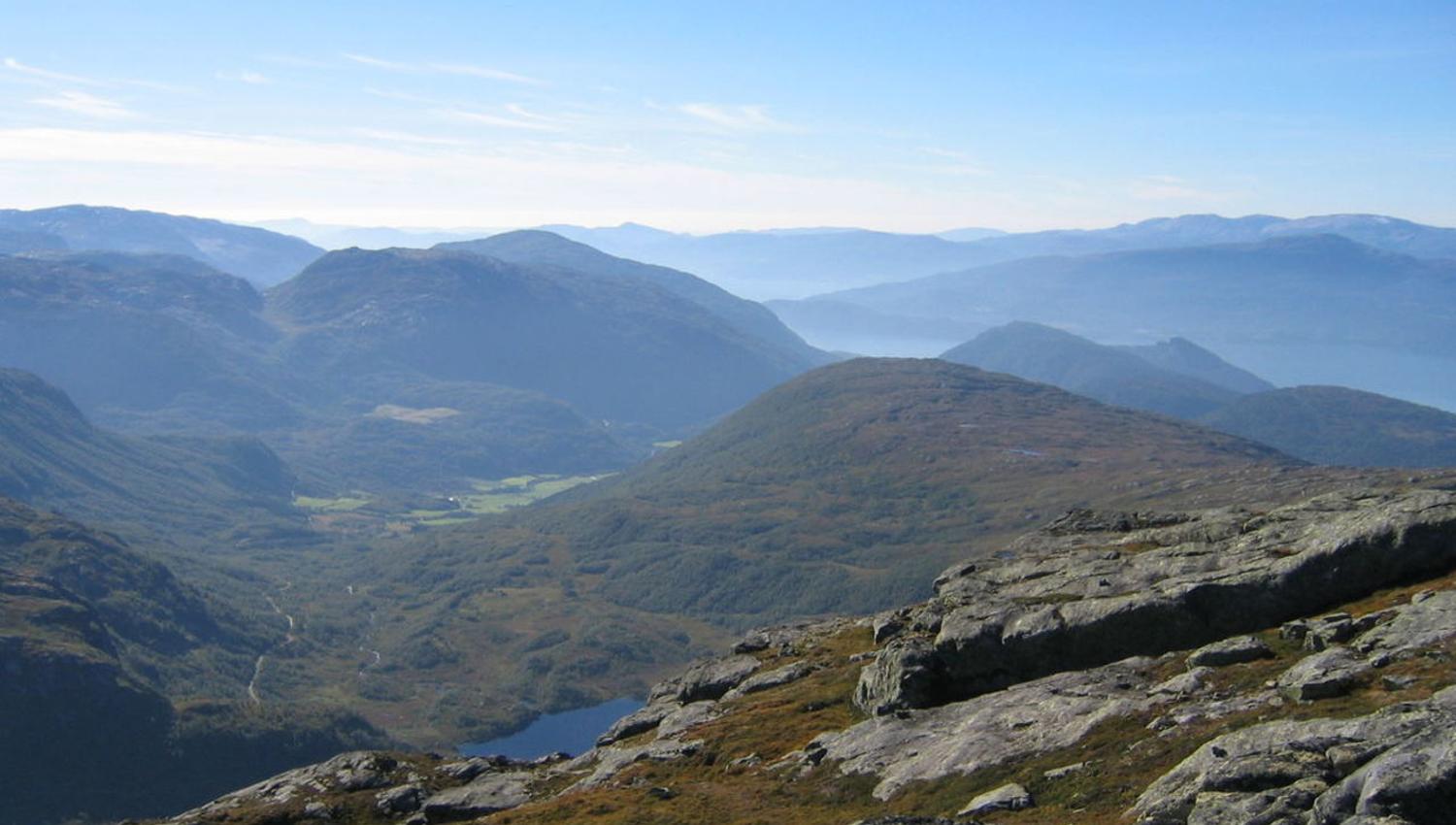 a view towards Krossdalen and several mountains