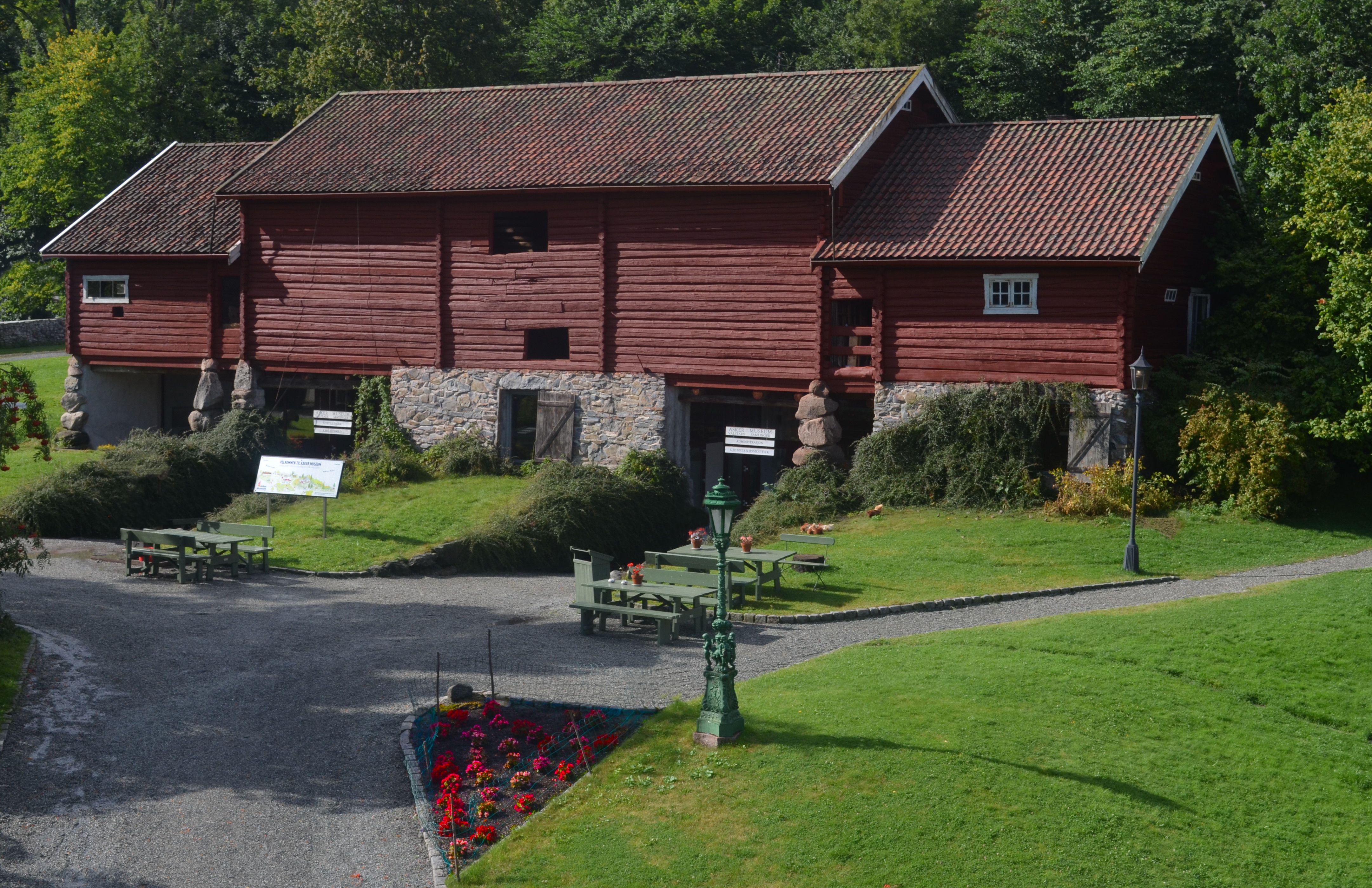 hovedbygning i Asker museum, rød love i laftet tre
