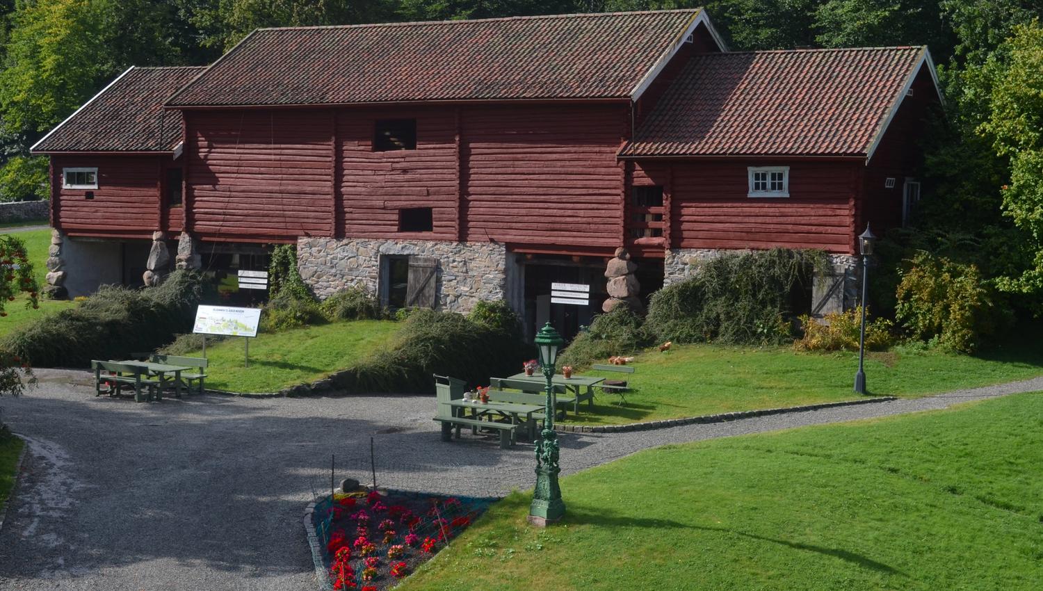 hovedbygning i Asker museum, rød love i laftet tre