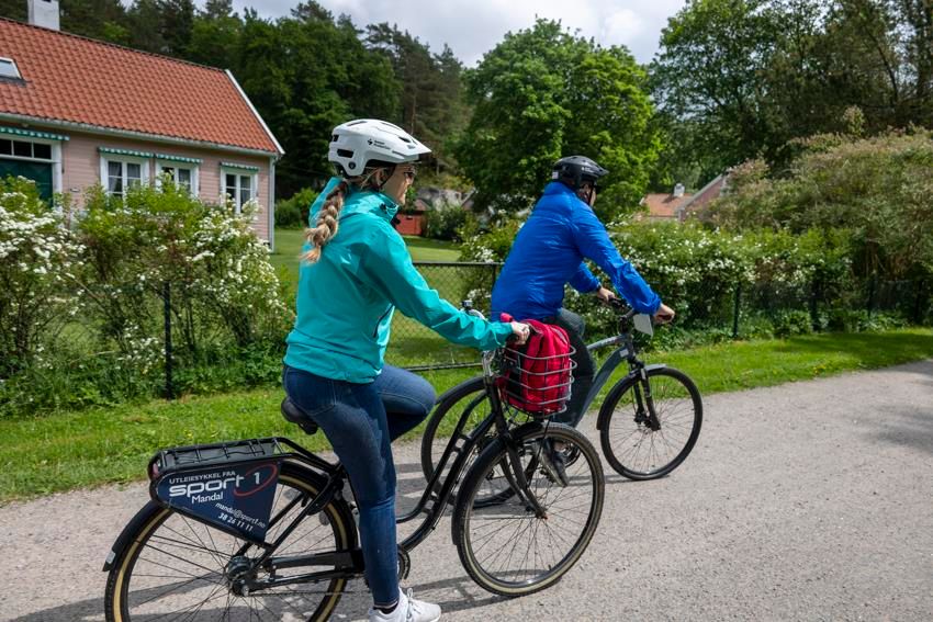 Par som sykler gjennom Furulunden