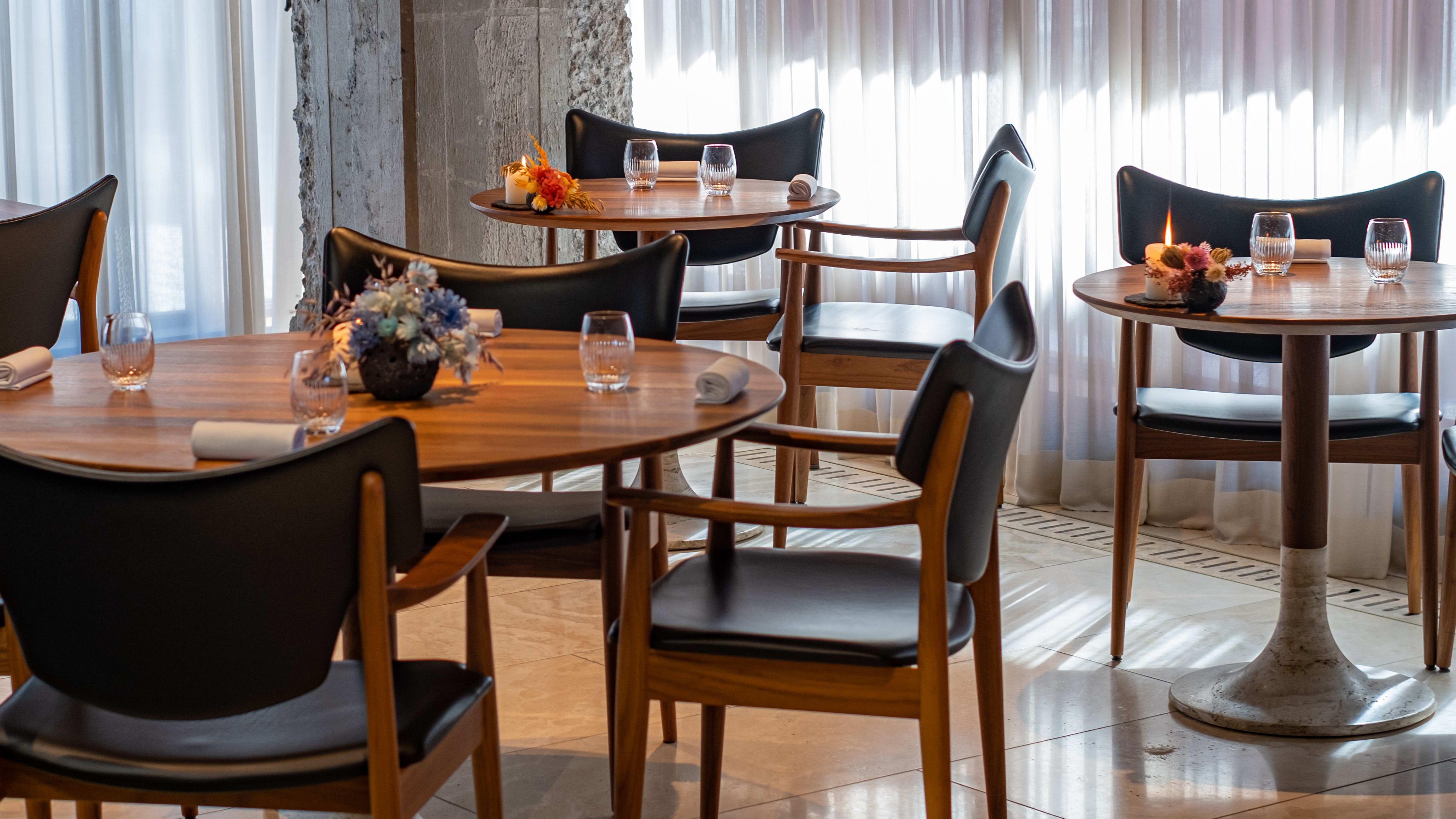 Welcome to a modern design inside the restaurant
