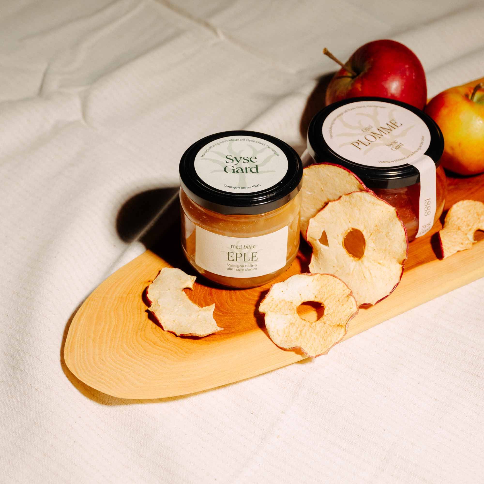 Apple and plum jams from Syse Gard, made with local ingredients.