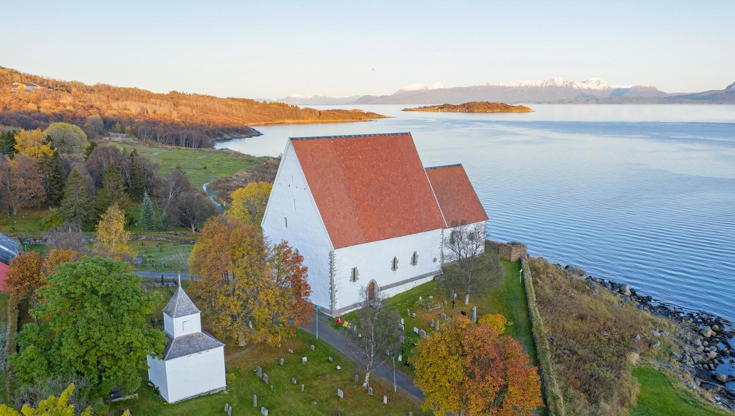 Arcticoncepts-Harstad-Trondenes medieval church-graveyard-drone-view-foto Jan Schmitt