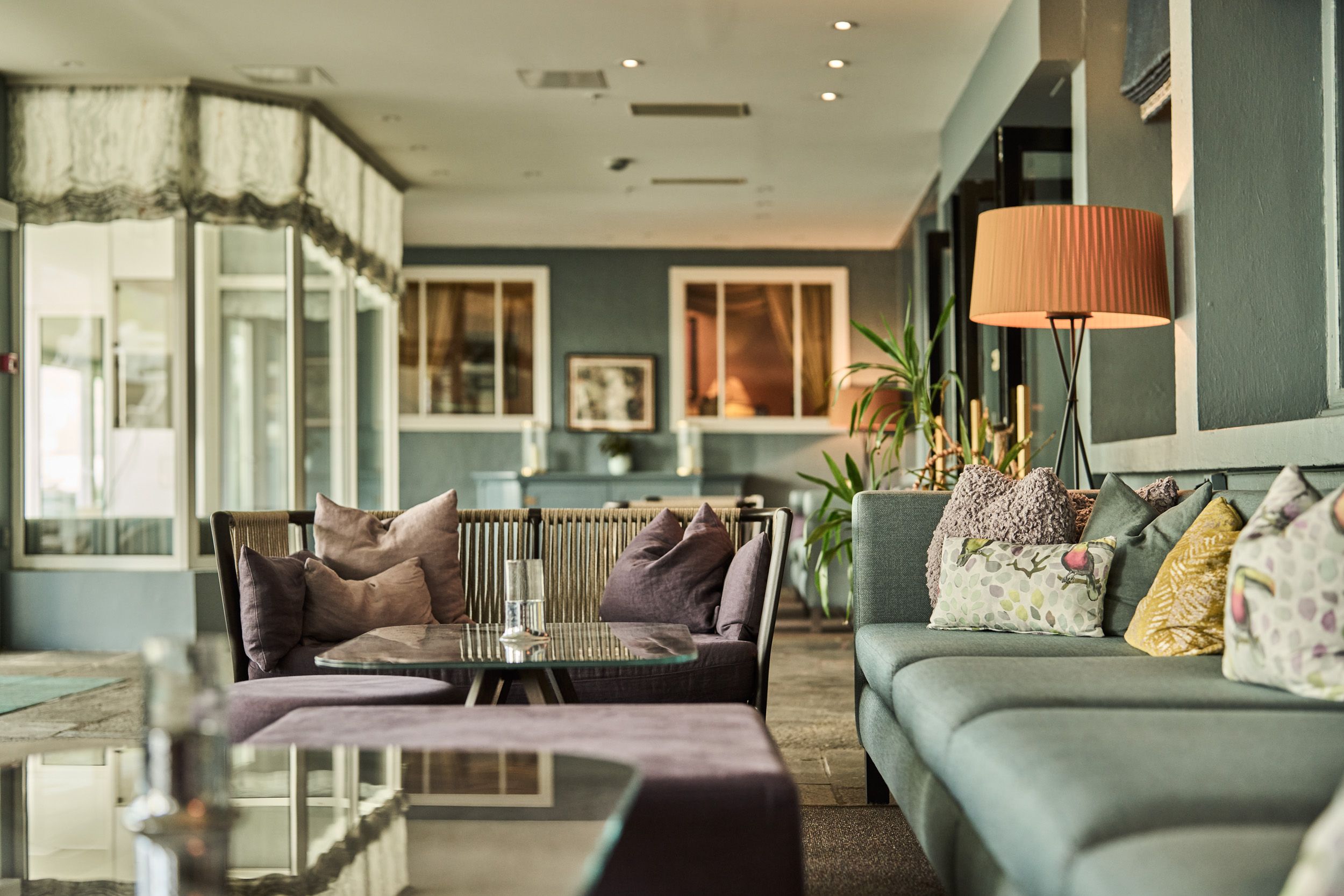 Cozy lounge area with sofas and cushions at Hotel Ullensvang.