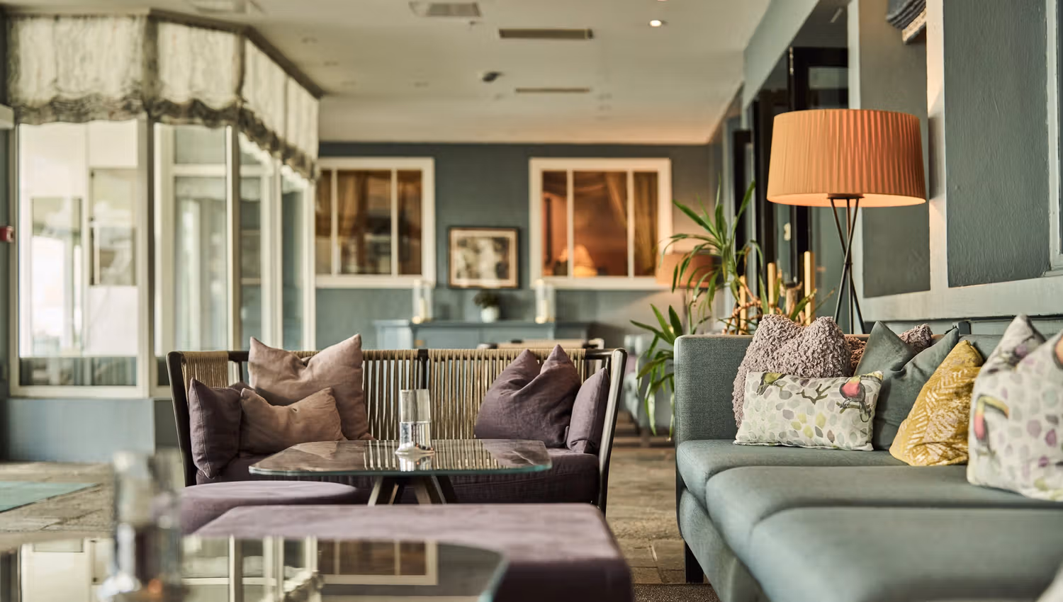Cozy lounge area with sofas and cushions at Hotel Ullensvang.