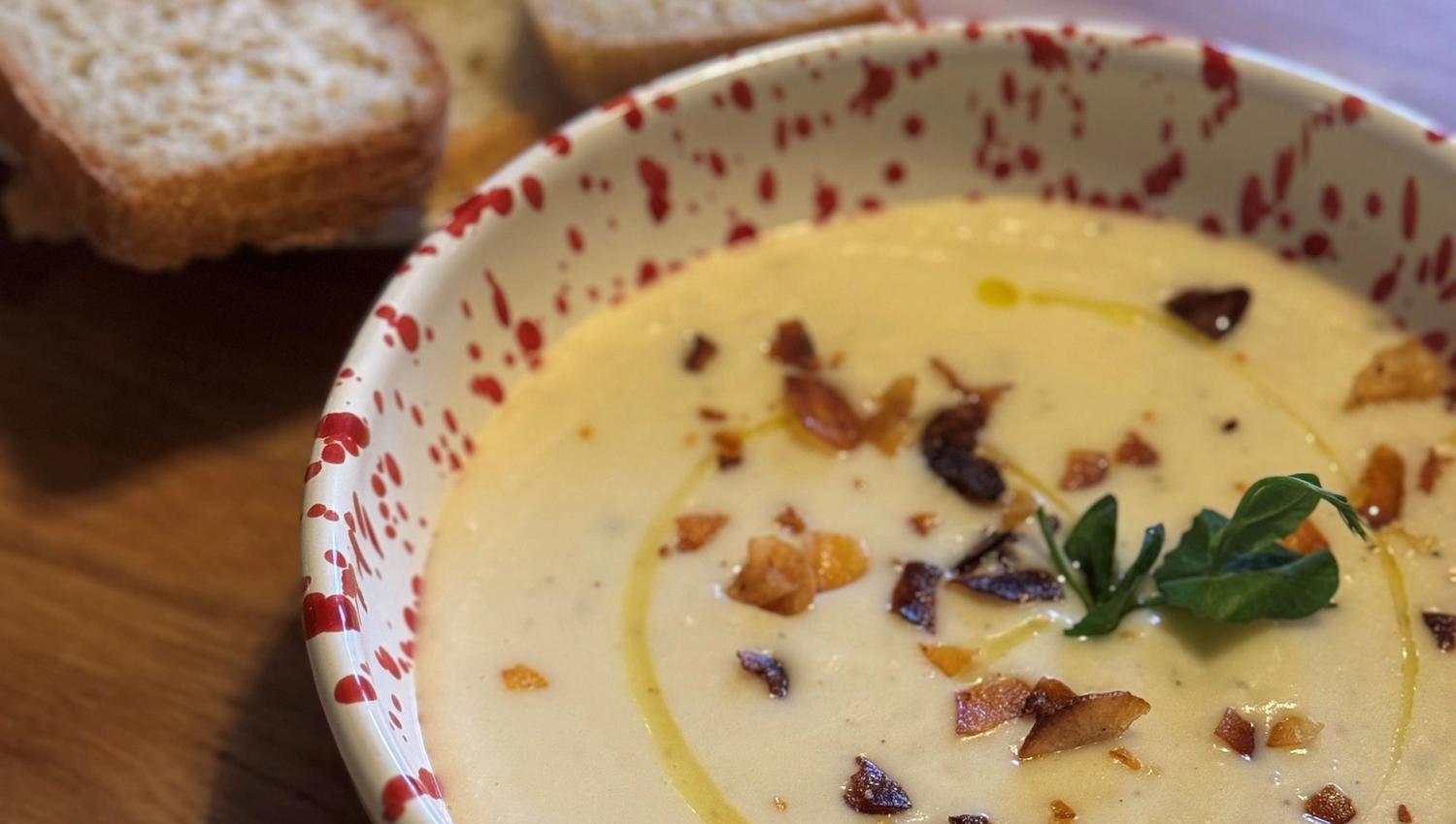 Norvald kafe og vinhus på Gjøvik Gård. Kremet suppe med brød.