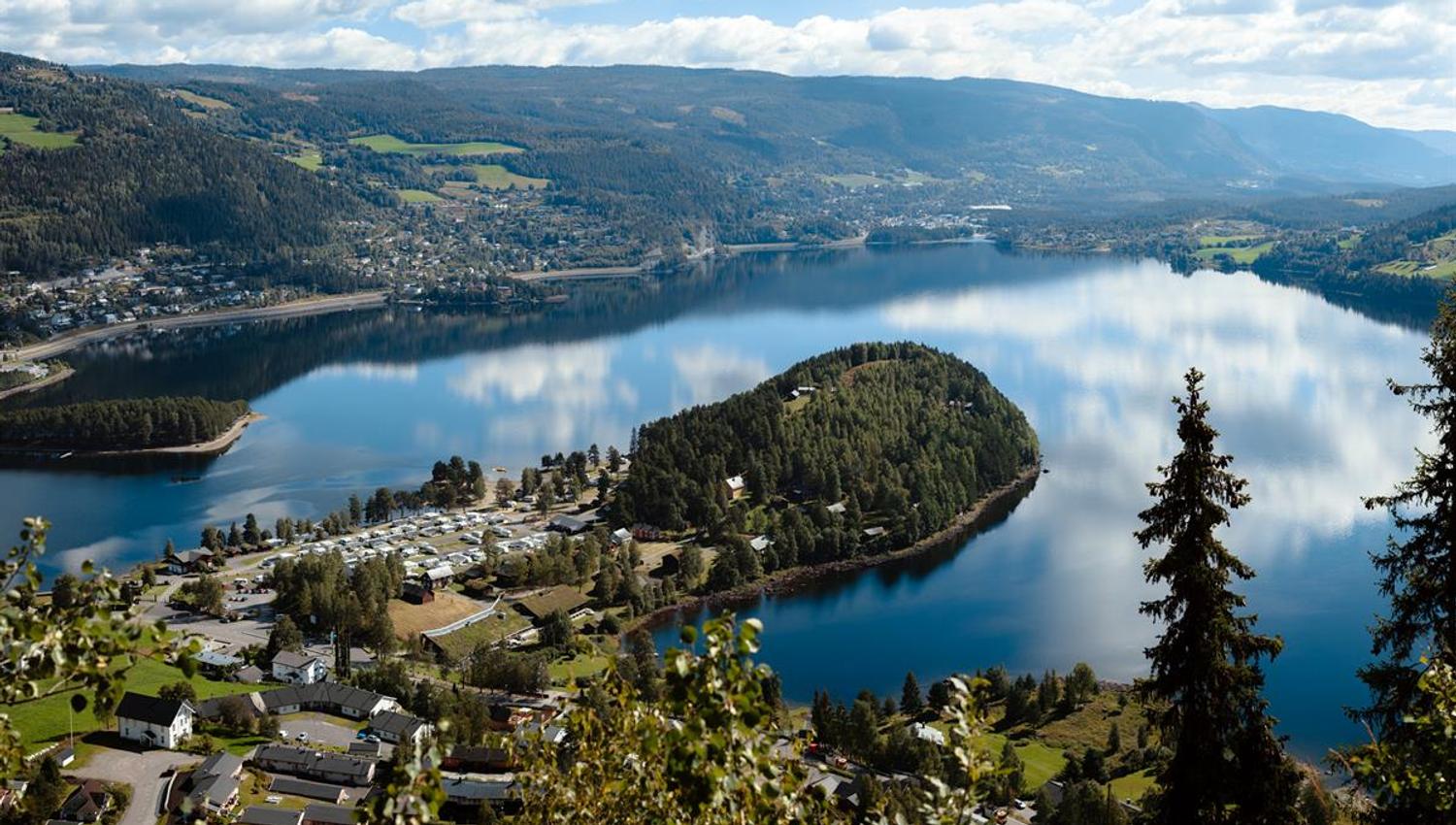Utsikt fra Kviteberg. Man ser blant annet Strandefjorden og Fagernes camping midt i bildet.